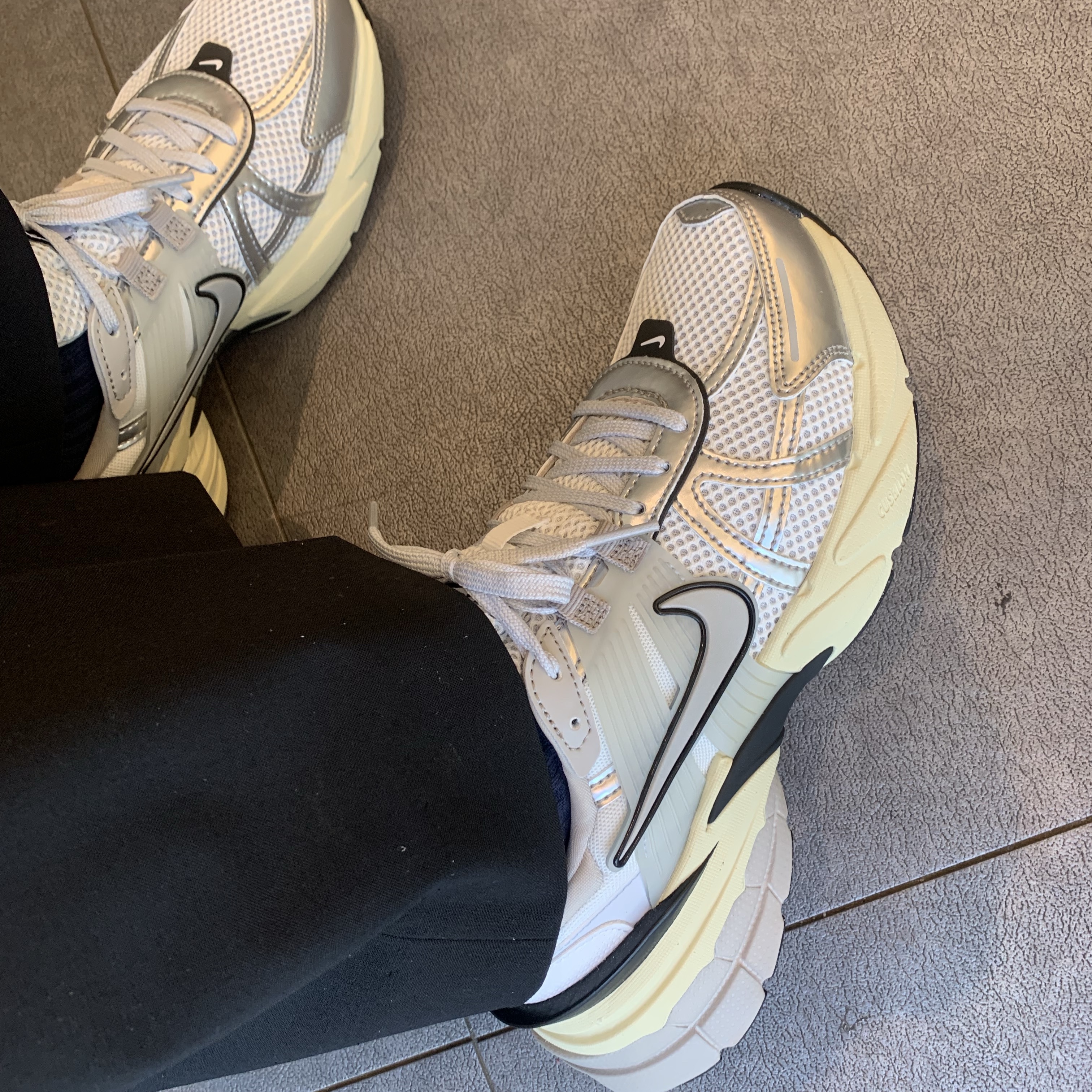 Nike V2K Run Summit White Metallic Silver 착용 스타일