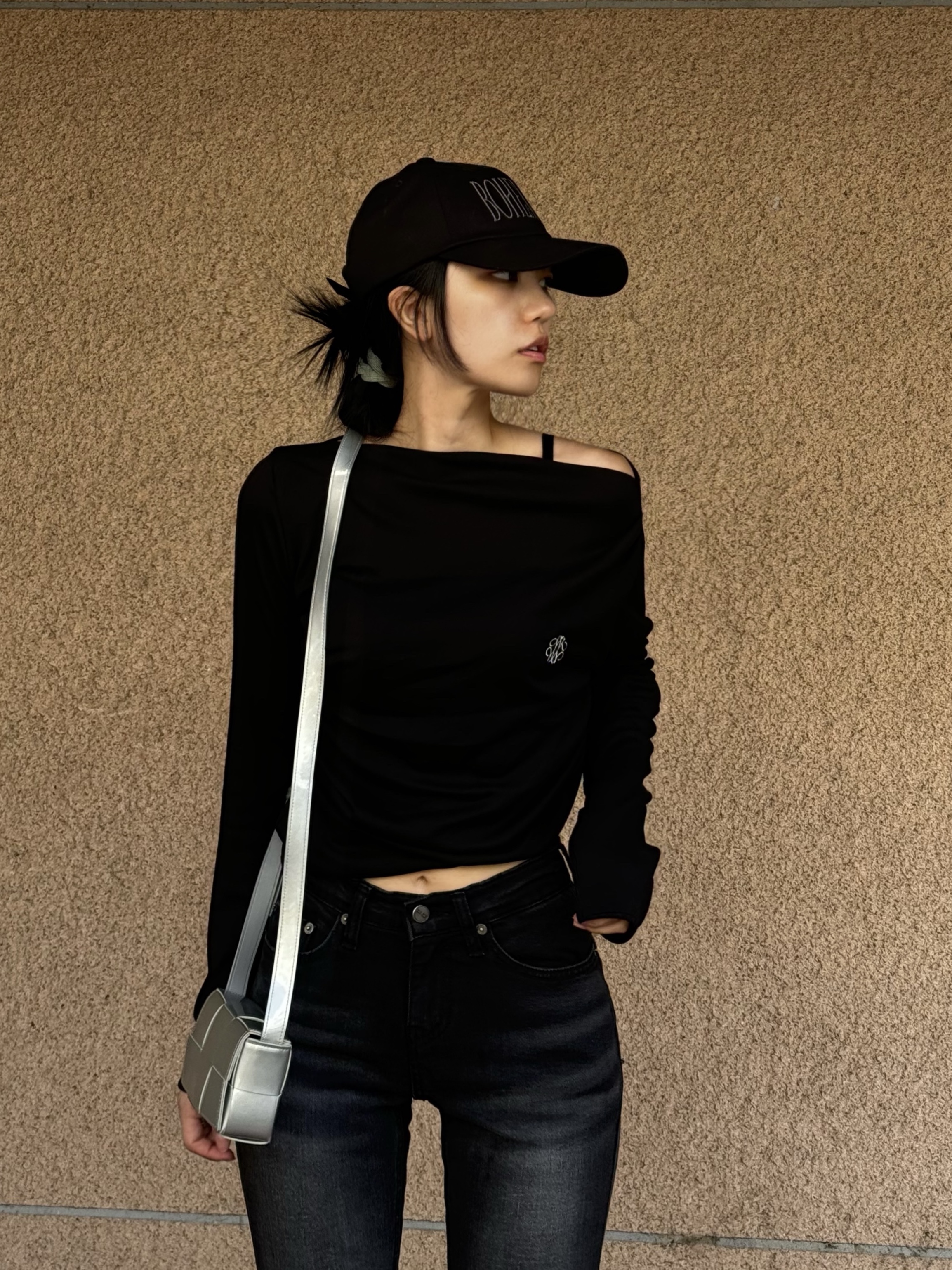 Bottega Veneta Mini Leather Cassette Silver, Bohemian Seoul Signature Logo Pigment Ball Cap Black 착용 스타일 - 2