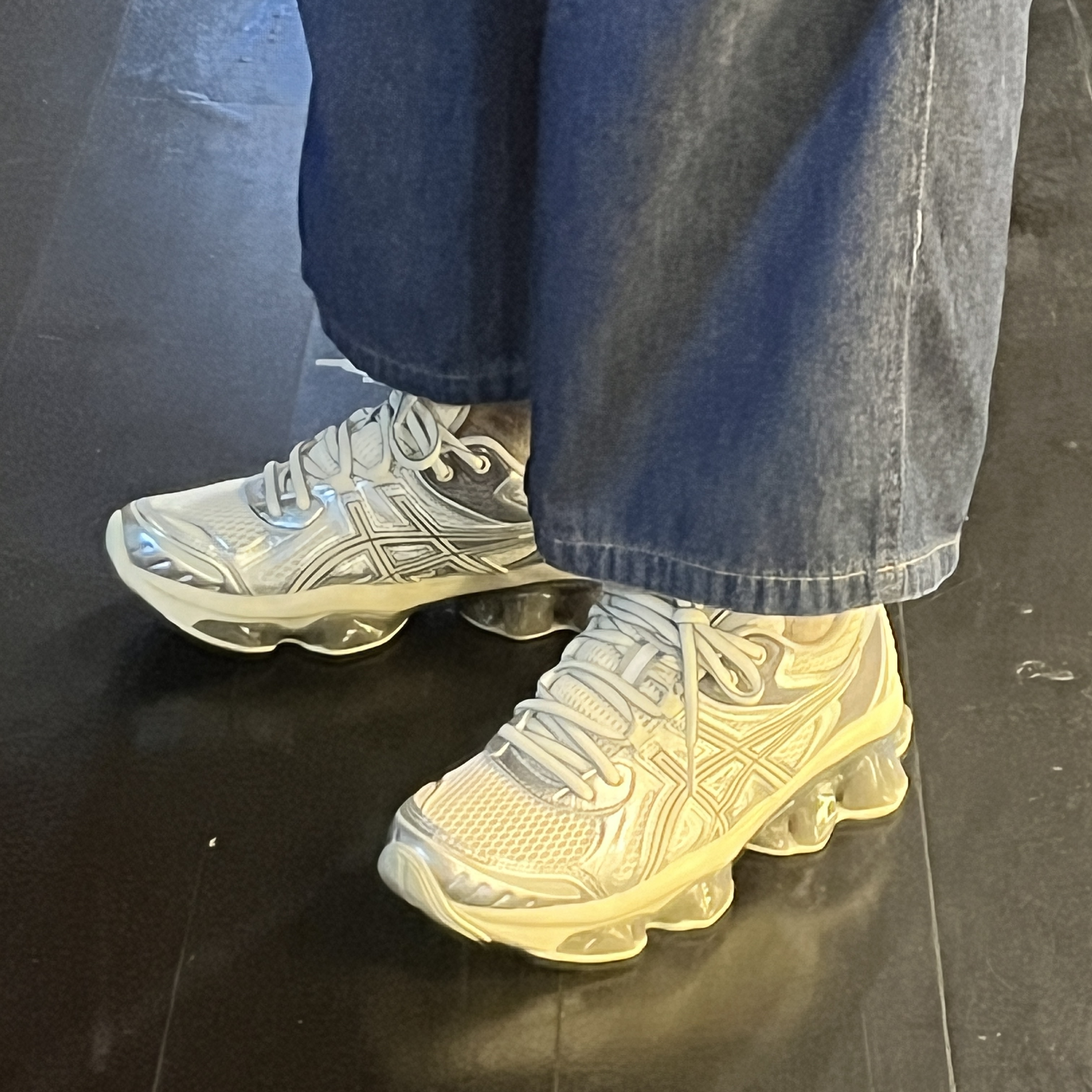Asics Gel-Quantum Kinetic White Light Dust 착용 스타일