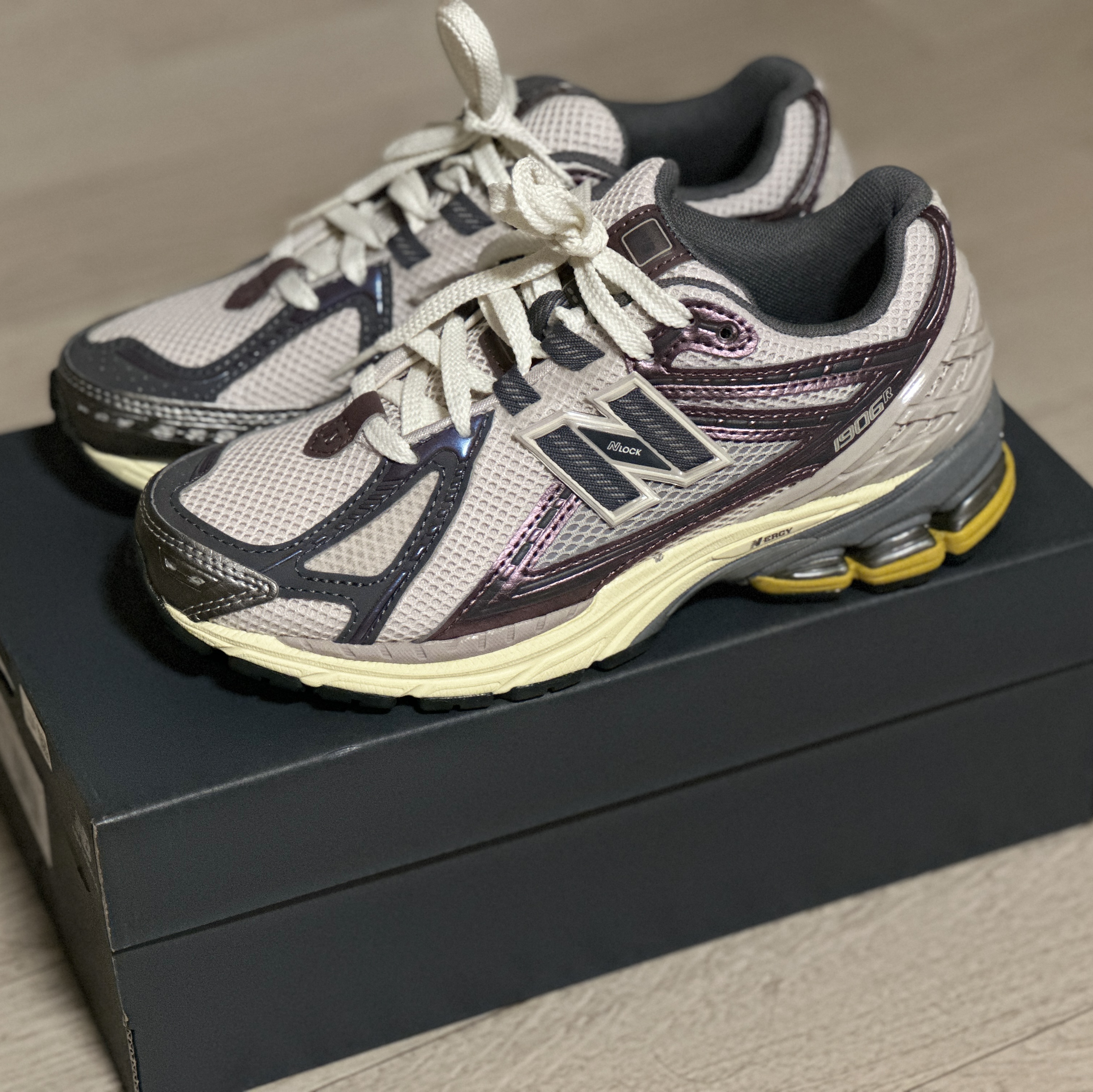 New Balance 1906R Licorice 착용 스타일