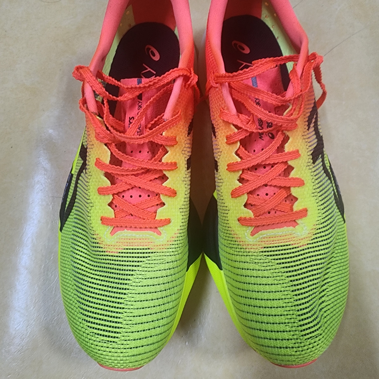 Asics Metaspeed Sky Paris Safety Yellow Black 착용 스타일 - 4