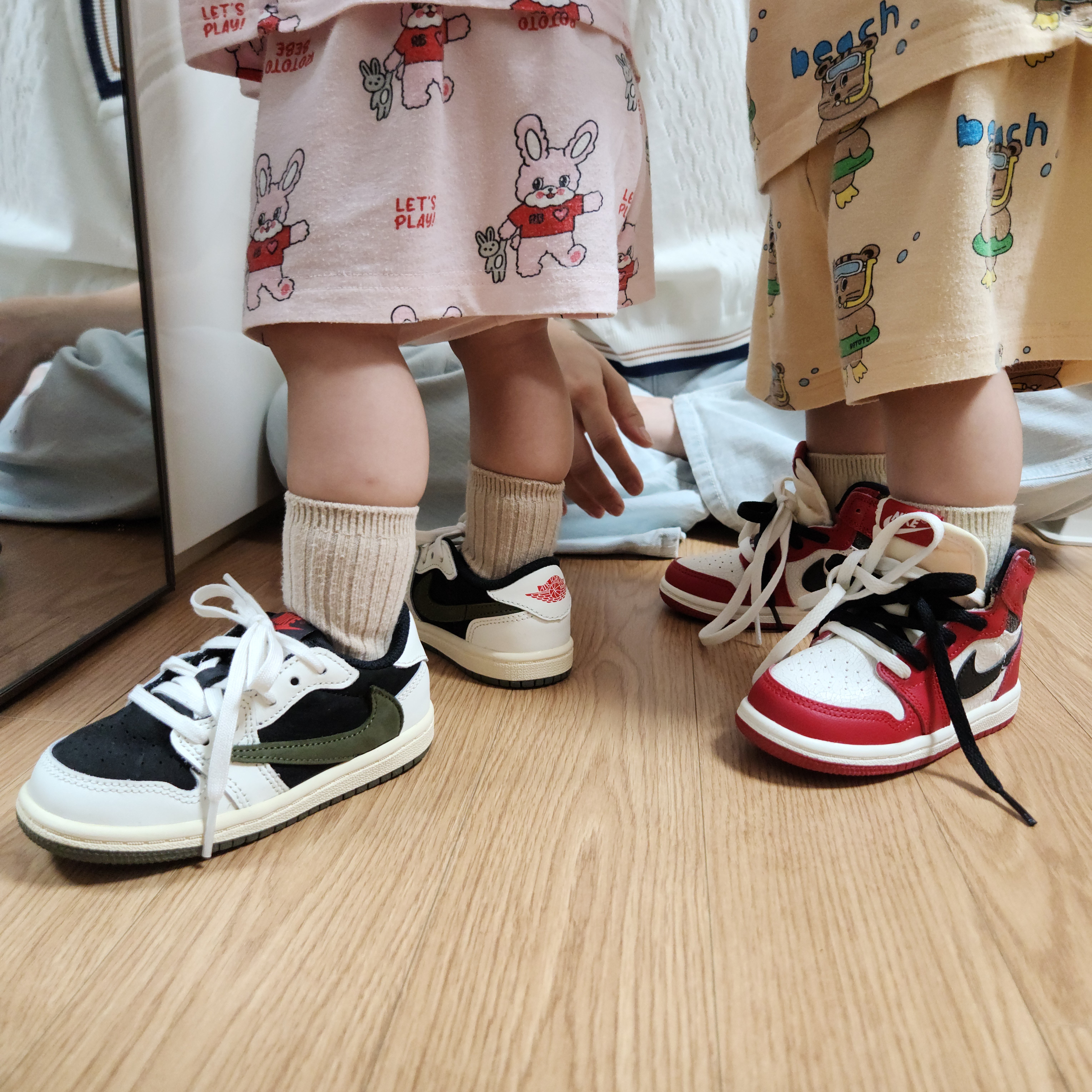(TD) Jordan 1 x Travis Scott Retro Low OG SP Medium Olive, (TD) Jordan 1 Retro High OG Chicago 2022 착용 스타일 - 3