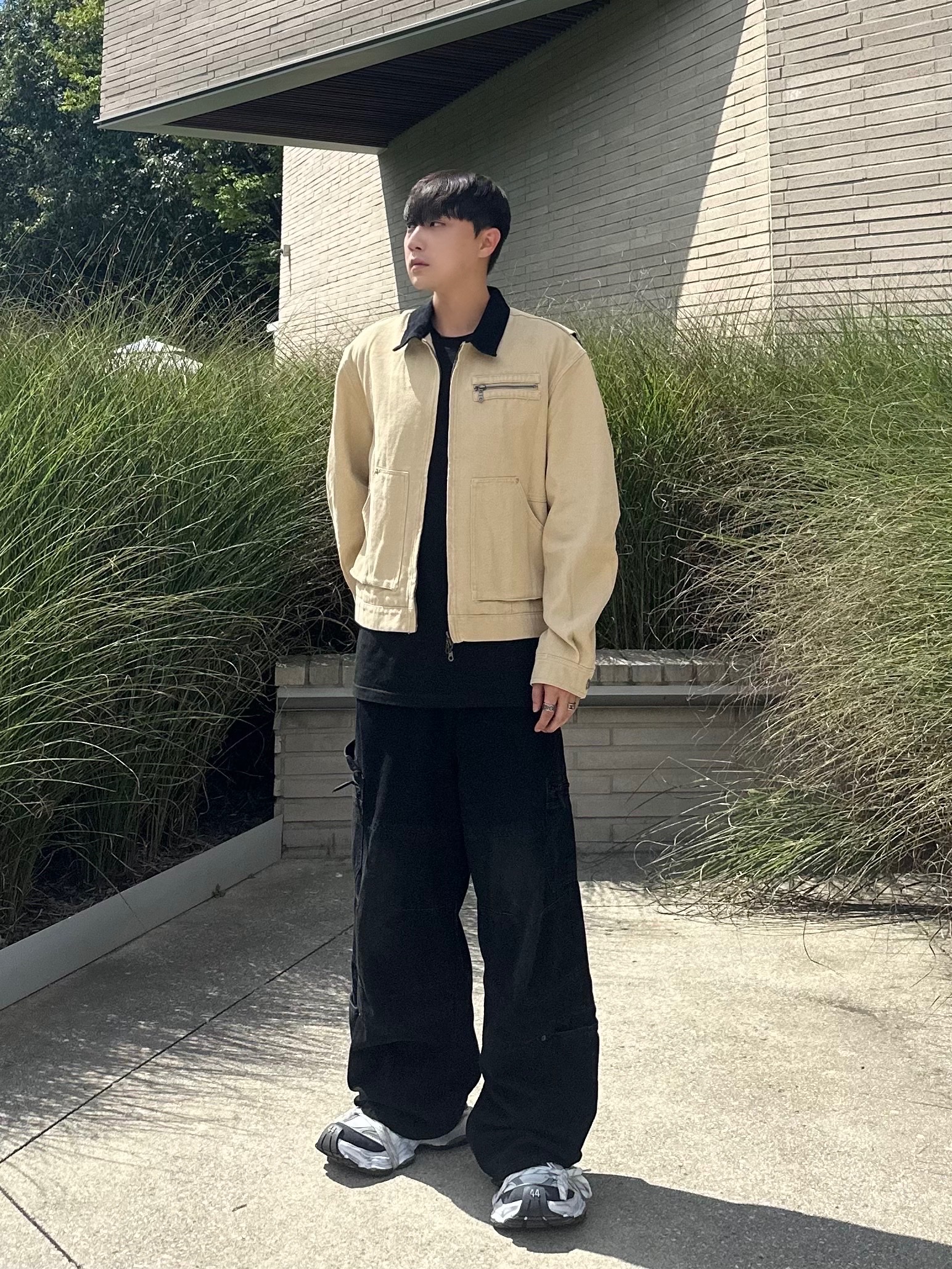 Balenciaga Cargo Sneakers White Grey 착용 스타일 - 1