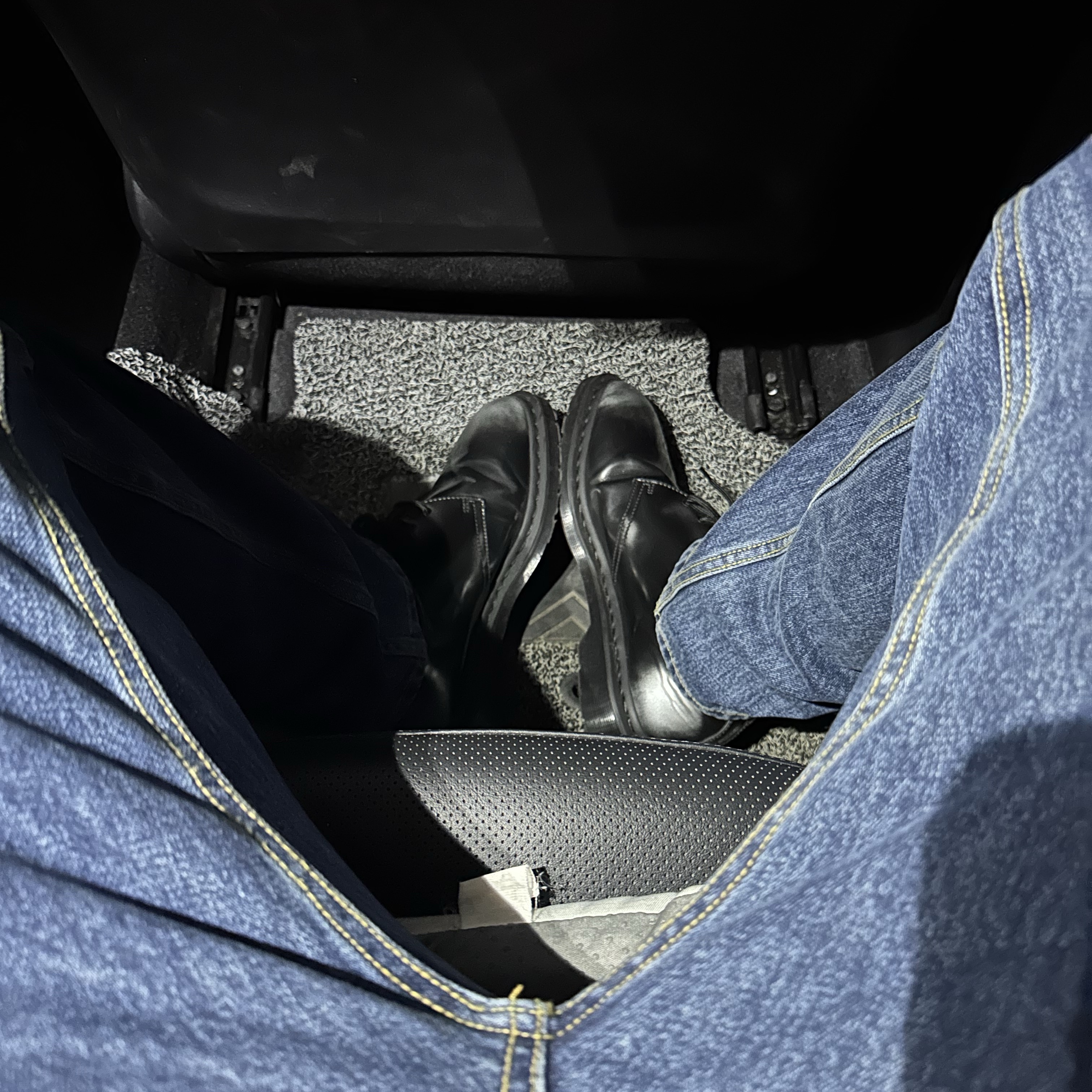 Honey Scoop House Honey Stitch Denim Blue, Dr. Martens x Supreme 1461 Gray Silver 착용 스타일