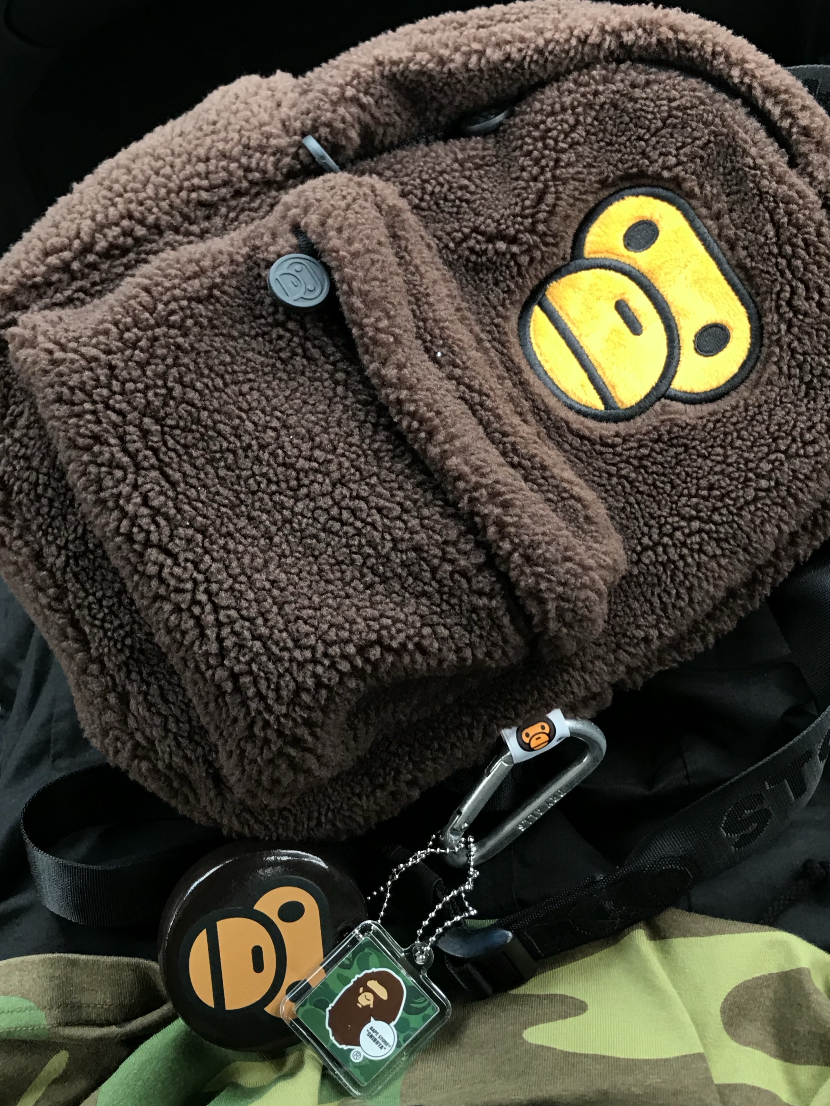 BAPE Baby Milo Mini Fur Backpack Brown, BAPE Baby Milo Keychain Brown 착용 스타일