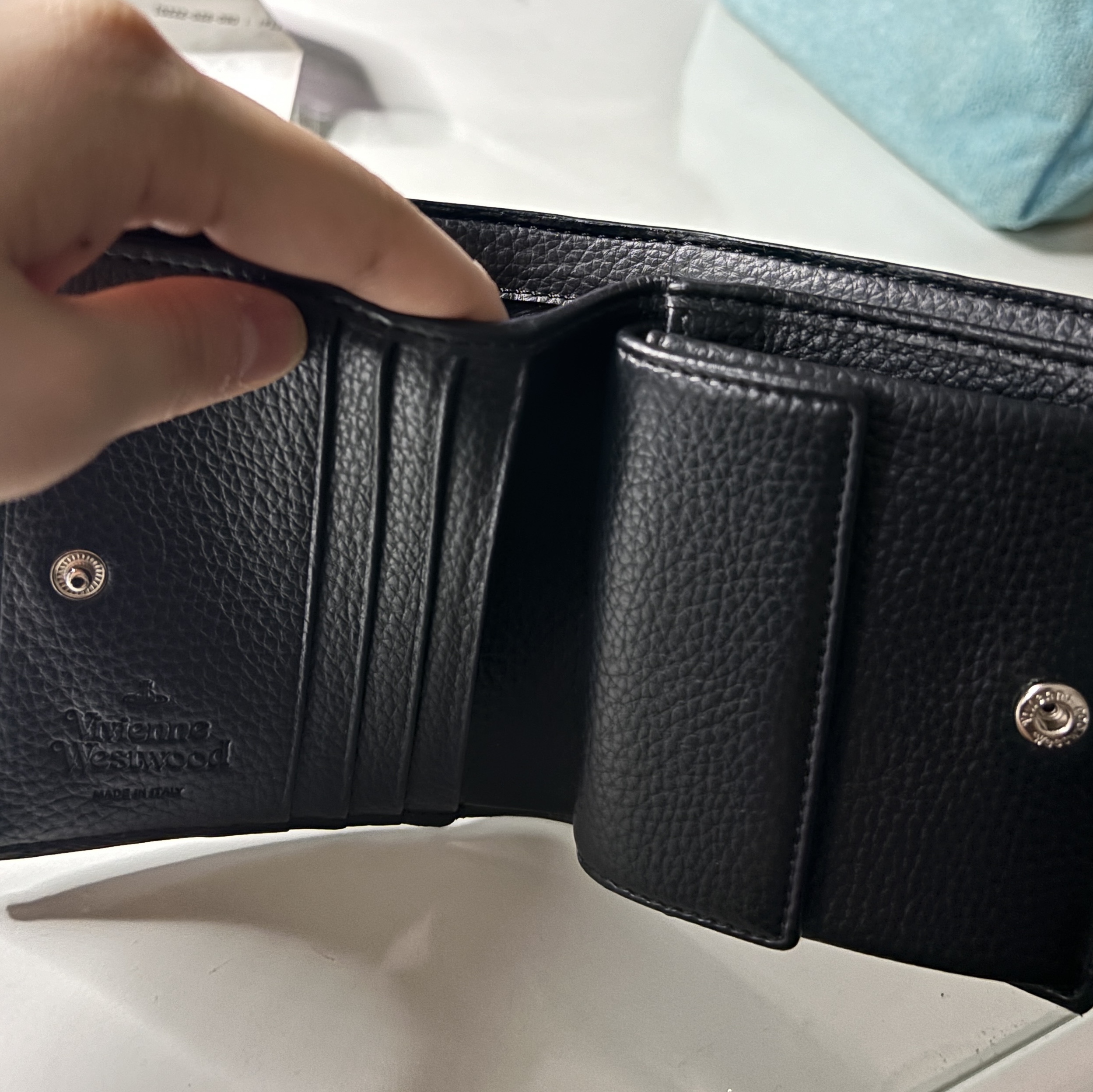 Vivienne Westwood Re-Vegan Grain Billfold Black 착용 스타일 - 2
