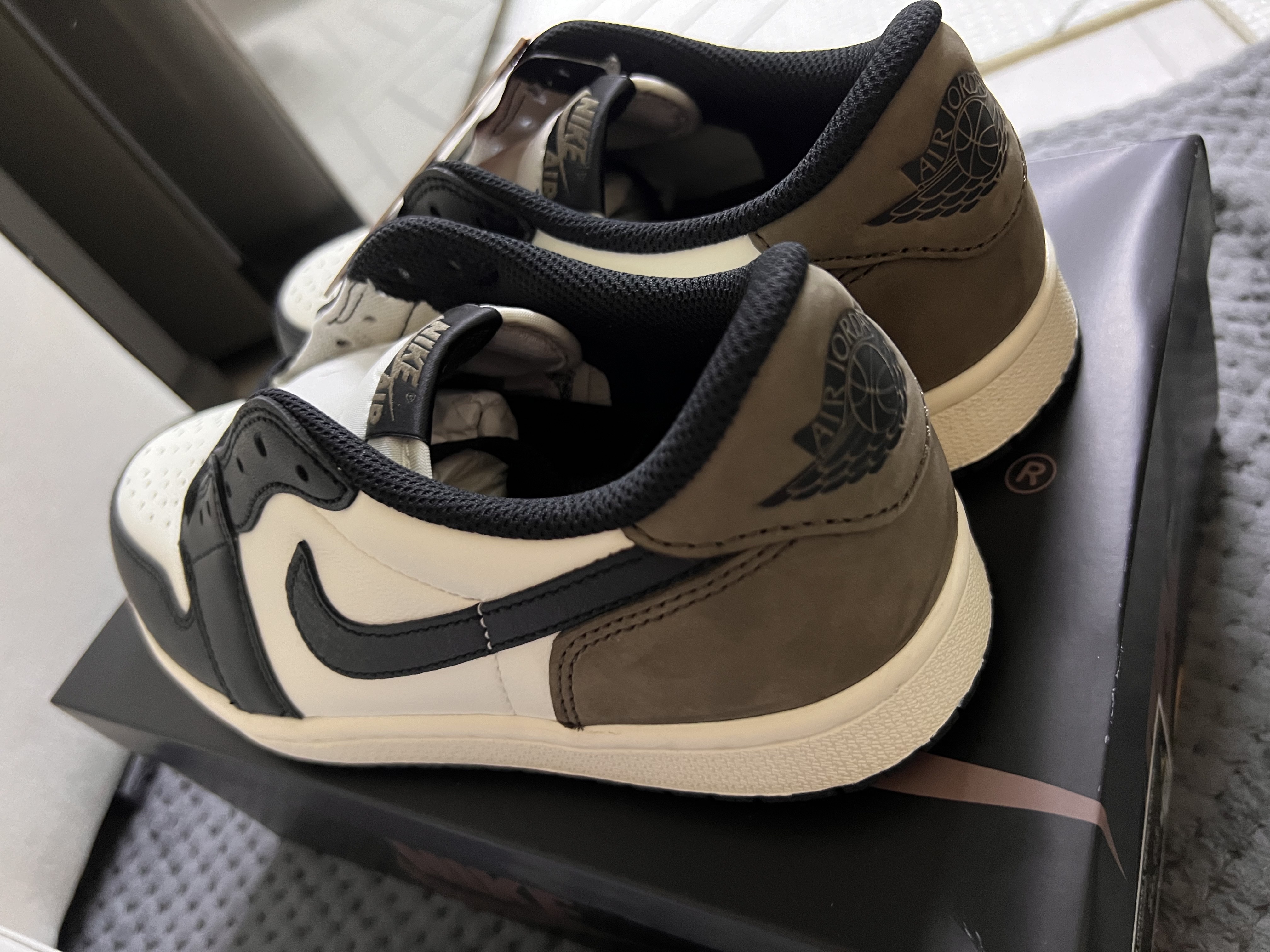 Jordan 1 Retro Low OG Mocha 착용 스타일 - 1
