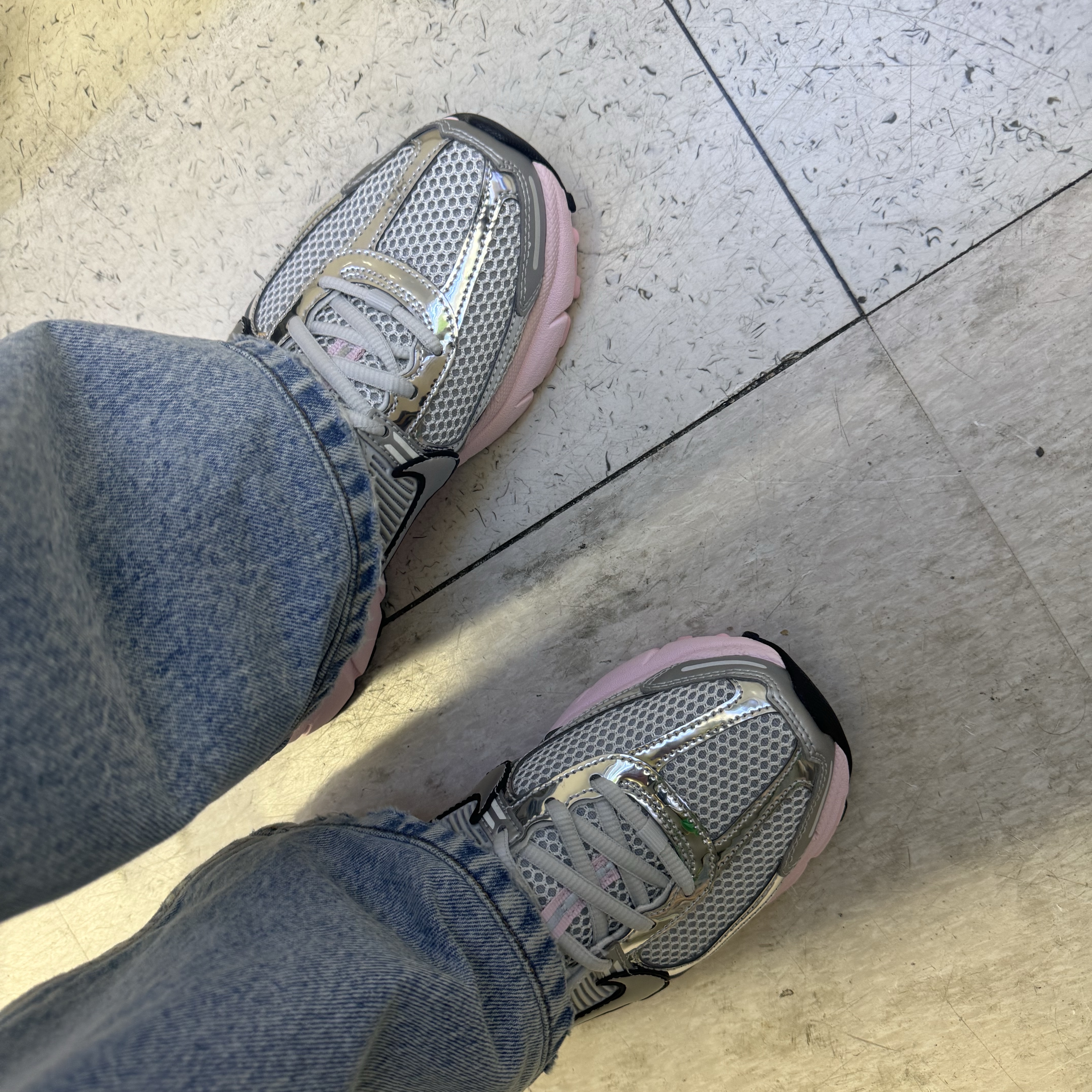 (W) Nike Zoom Vomero 5 Photon Dust Pink Foam 착용 스타일 - 2