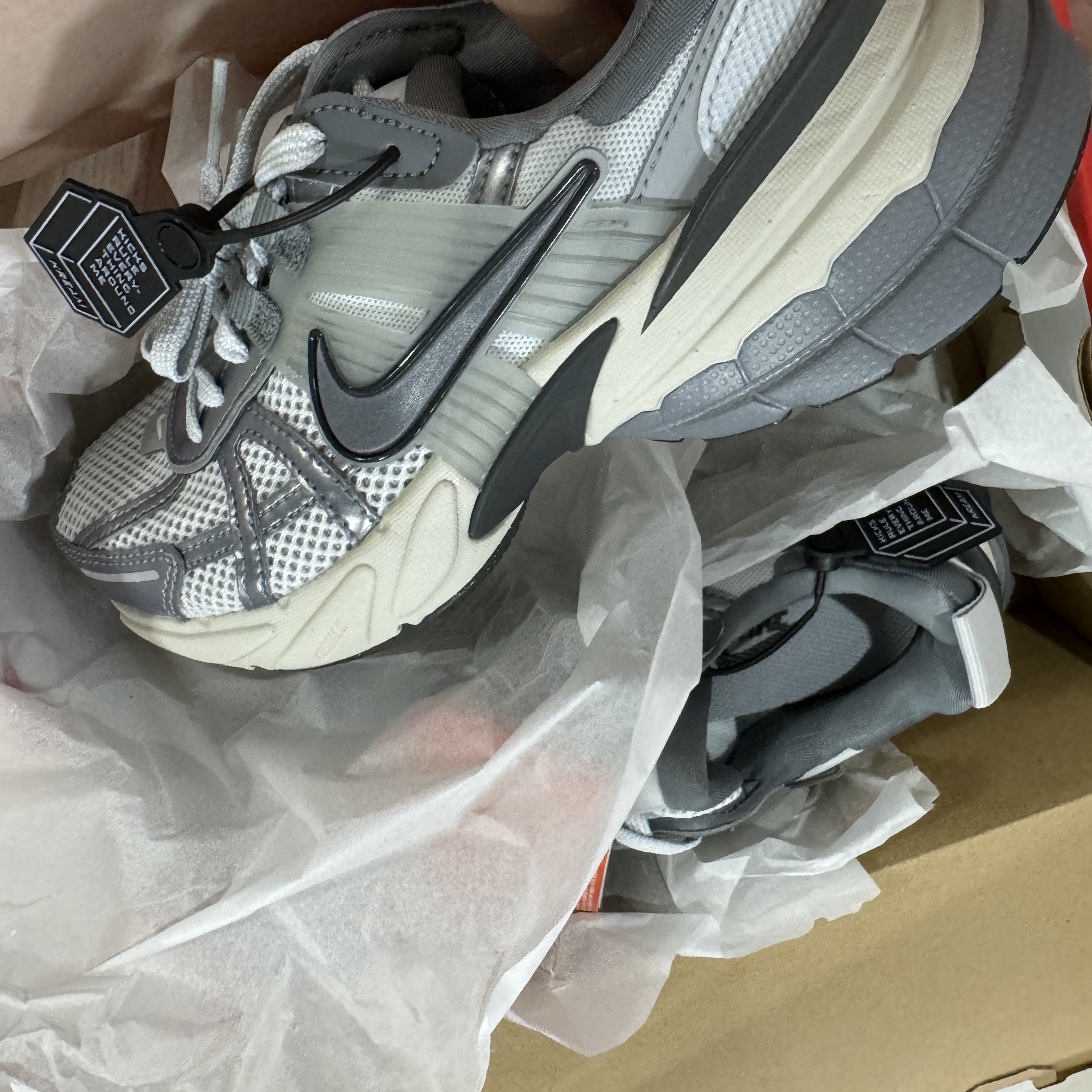 Nike V2K Run Pure Platinum Wolf Grey 착용 스타일
