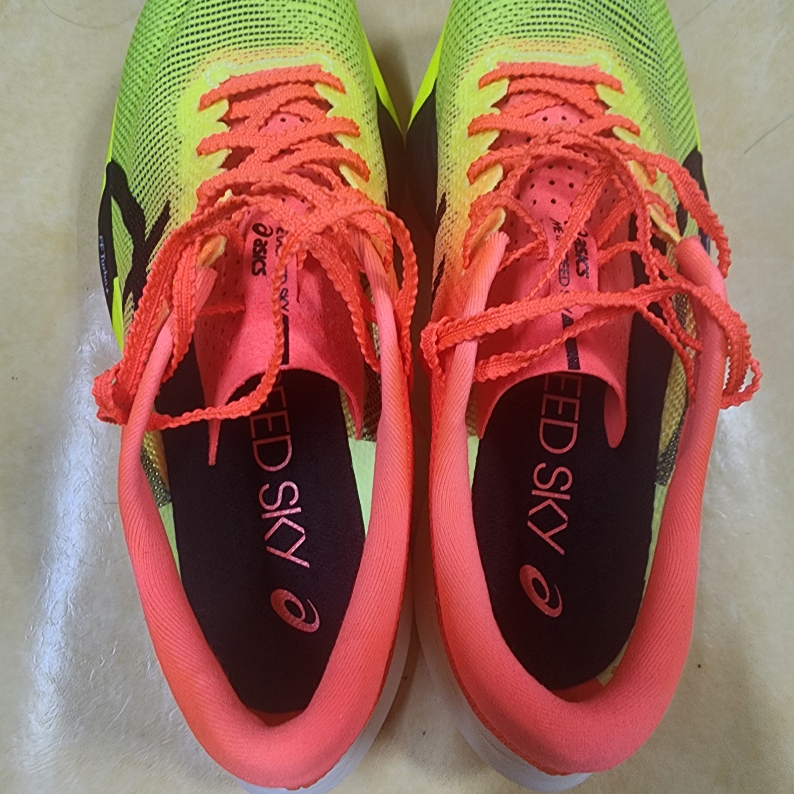 Asics Metaspeed Sky Paris Safety Yellow Black 착용 스타일 - 3
