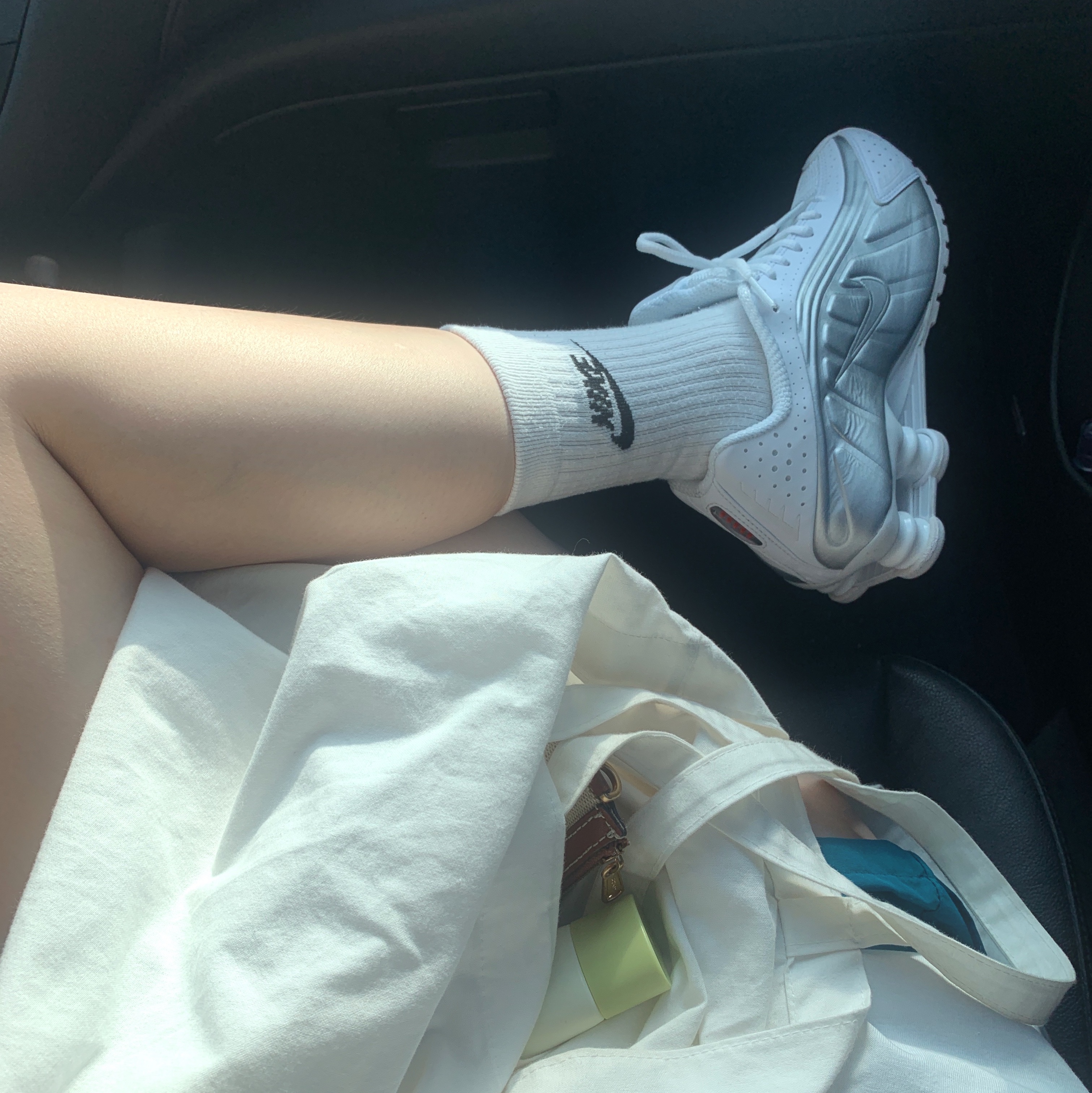 (W) Nike Shox R4 White Metallic Silver, Nike ACG Woven Shorts Black - US/EU 착용 스타일 - 3