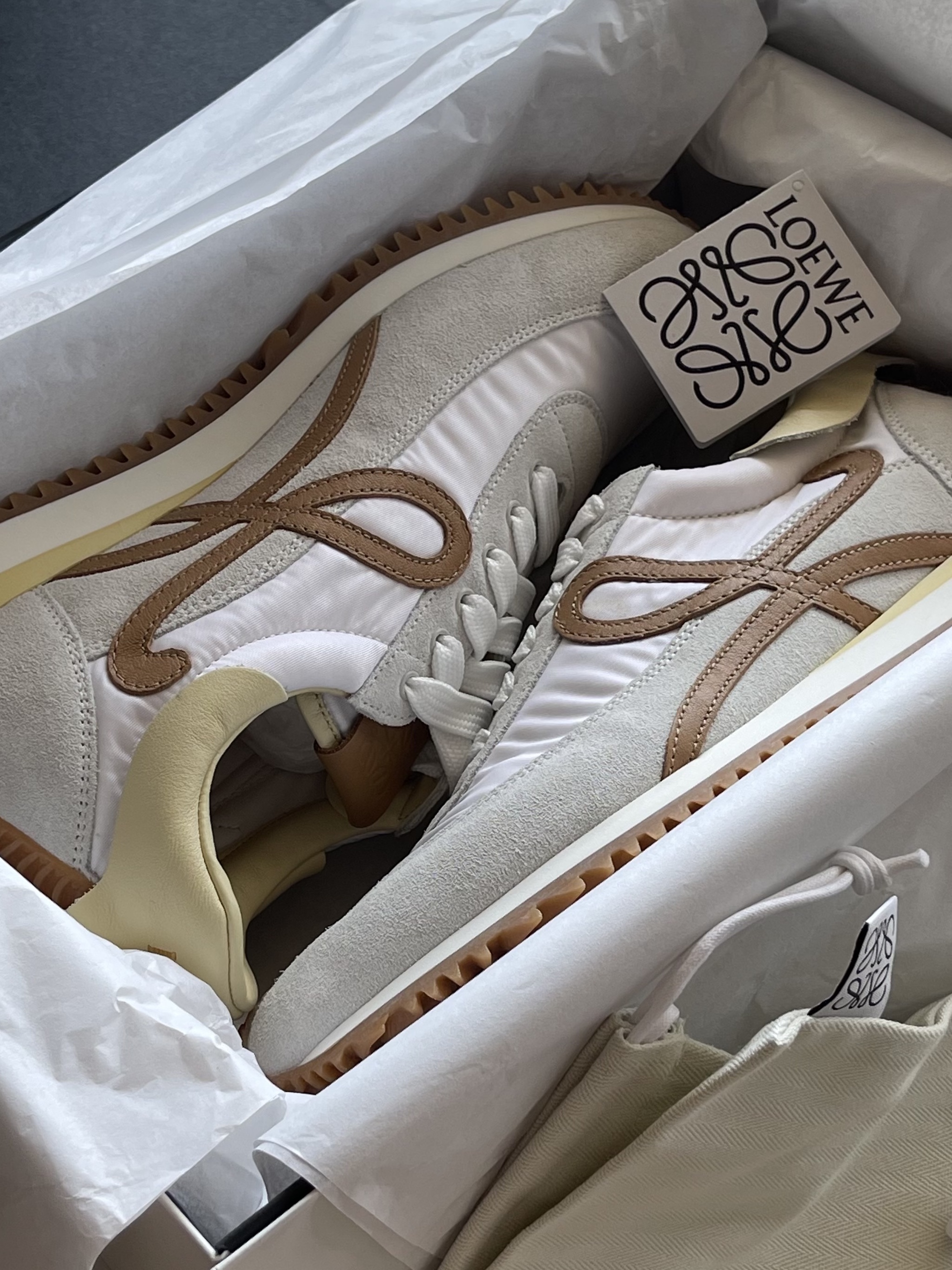 (W) Loewe Flow Runner In Nylon and Suede White Medium Concealer, Polene Cyme Camel 착용 스타일 - 2