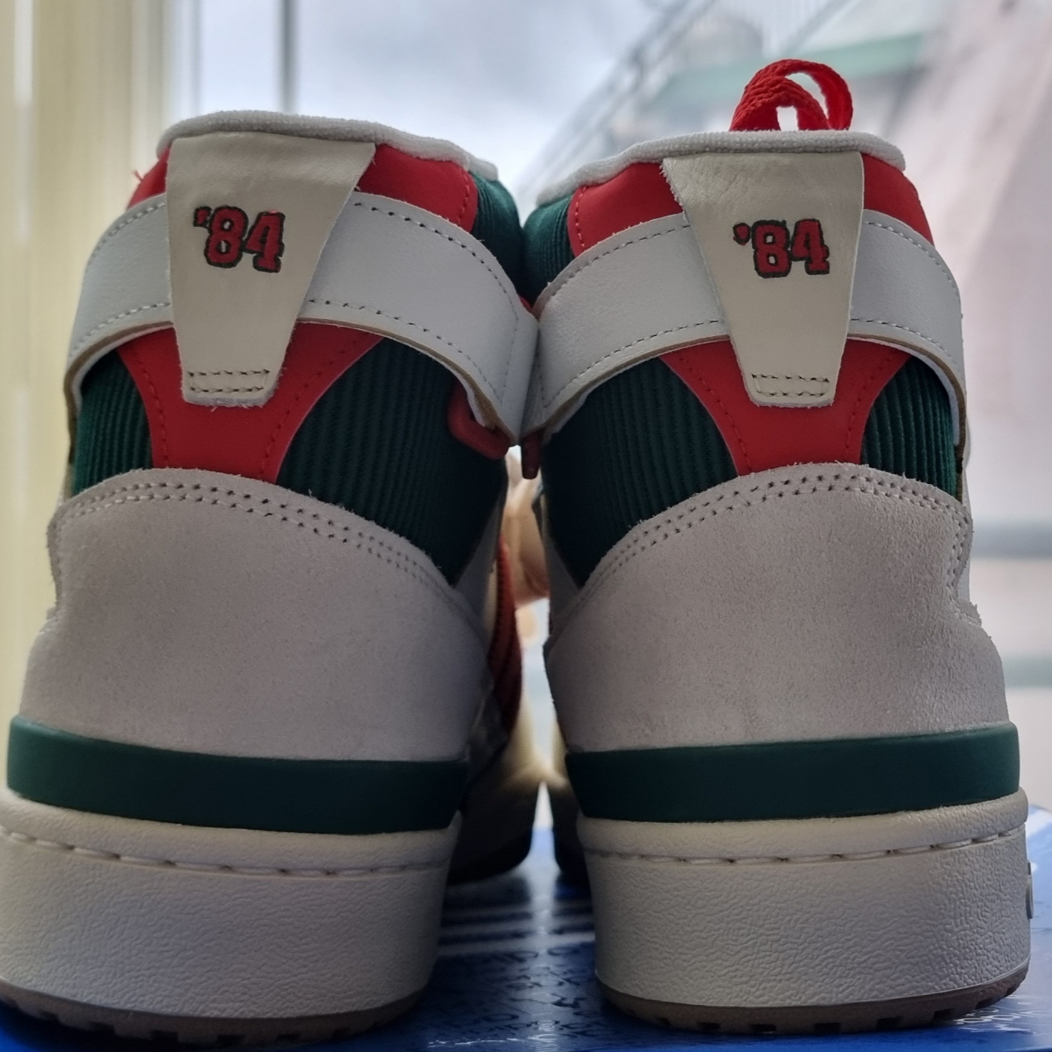 Adidas Forum 84 High Collegiate Green Red, Nike V2K Run Black Anthracite 착용 스타일 - 7