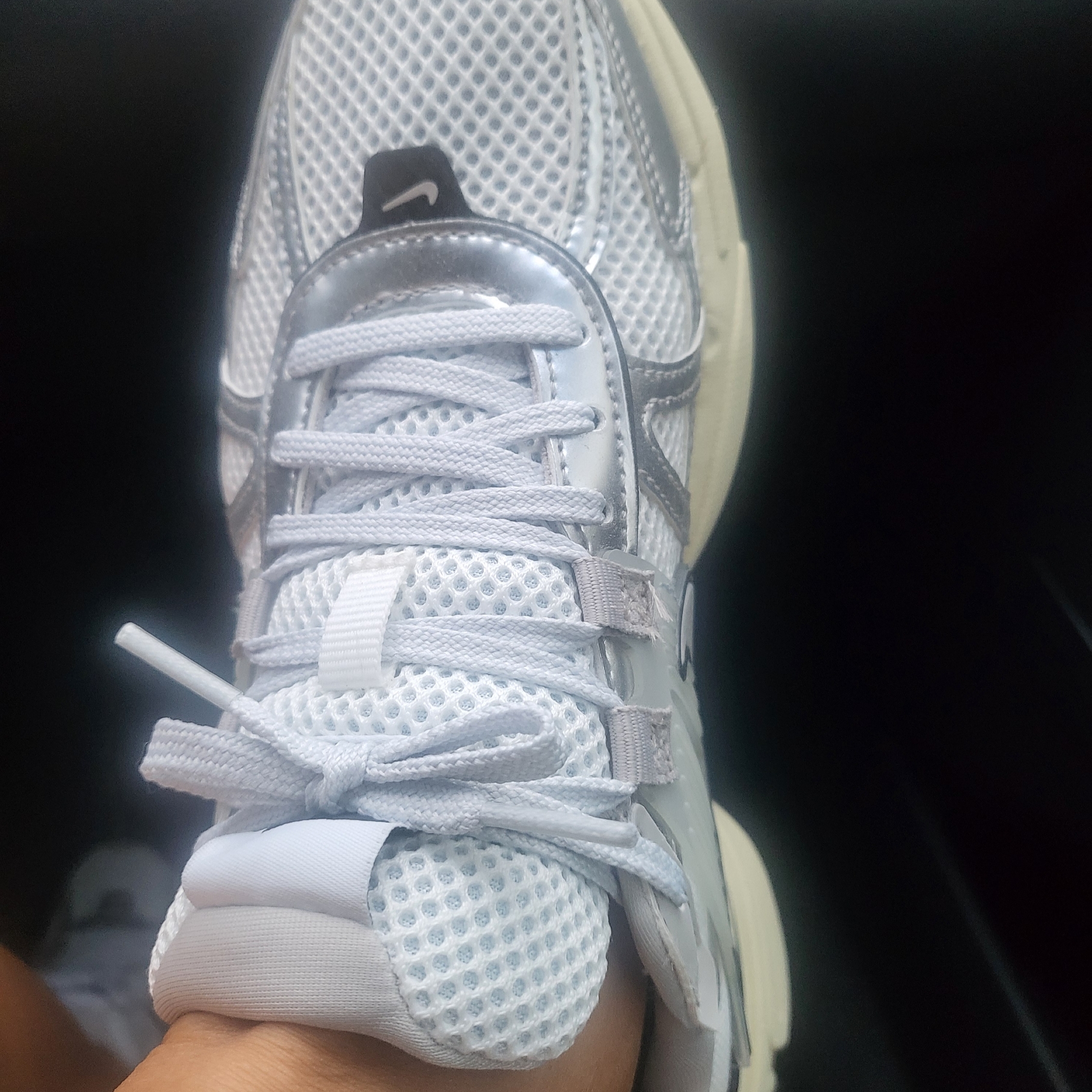 Nike V2K Run Summit White Metallic Silver 착용 스타일 - 2