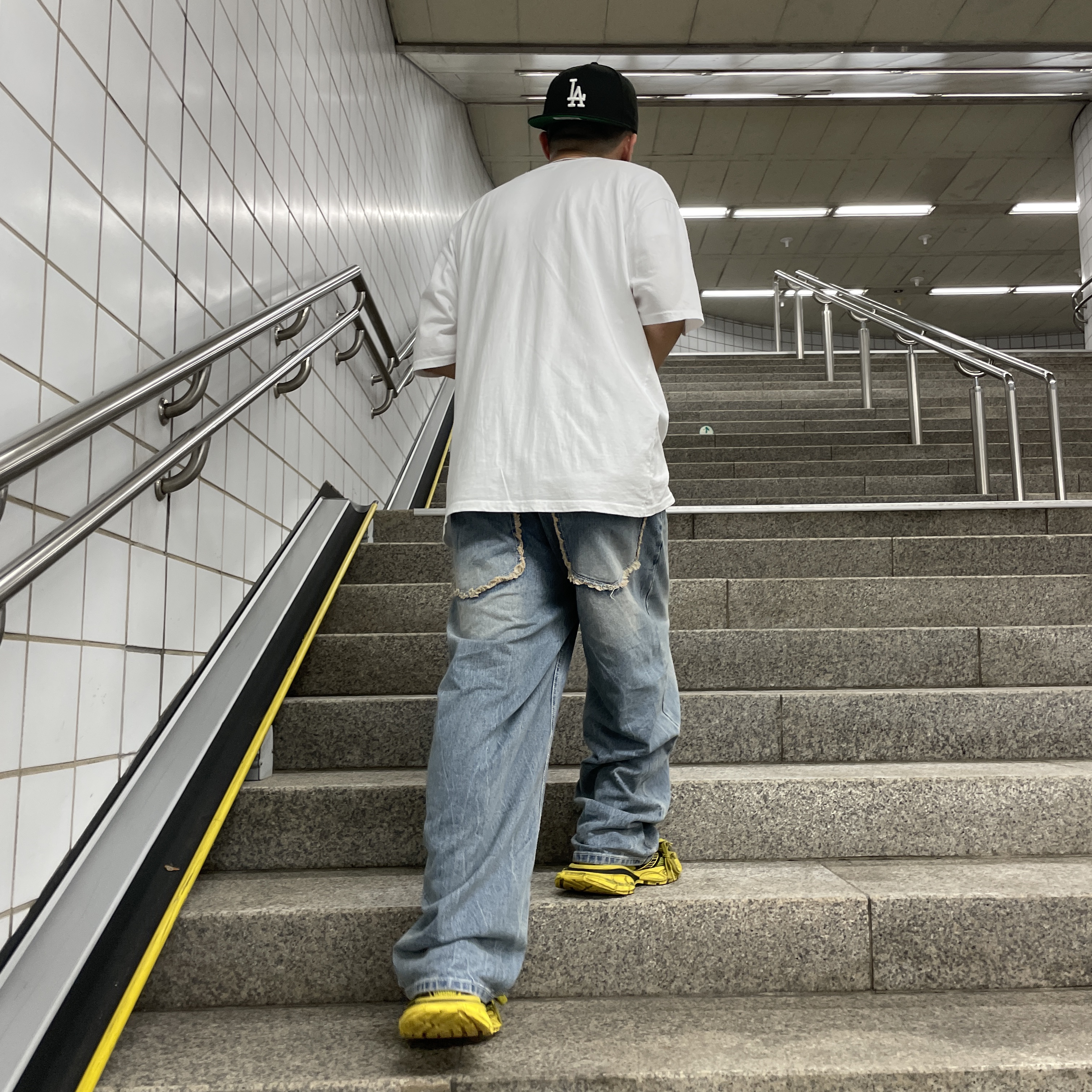 Balenciaga 3XL Sneakers Yellow Black 착용 스타일 - 2