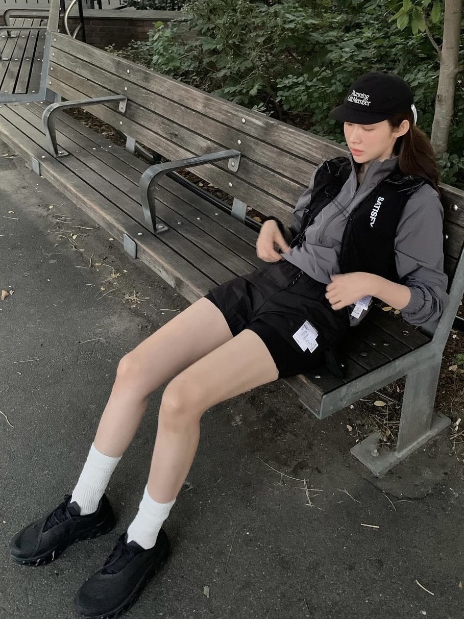 Satisfy Peaceshell Running Cap Black, On Running x Post Archive Faction (Paf) Cloudmonster 2 Black Magnet 착용 스타일 - 1
