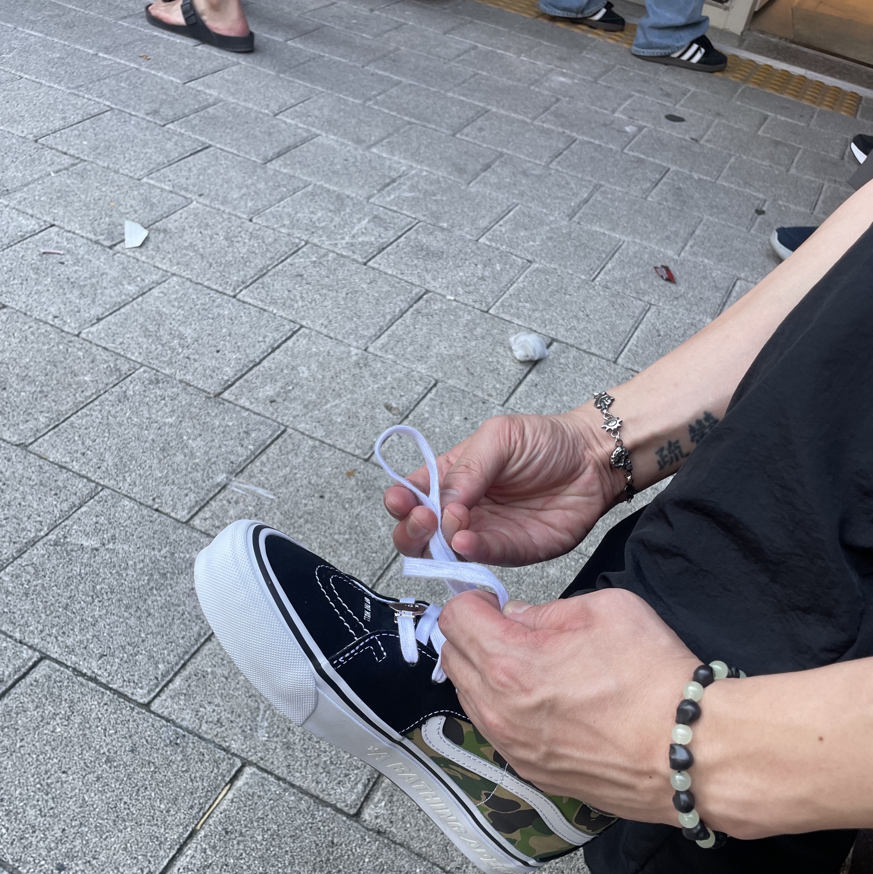 Vans x BAPE Sk8-Mid Reissue 83 LX Black 착용 스타일 - 1