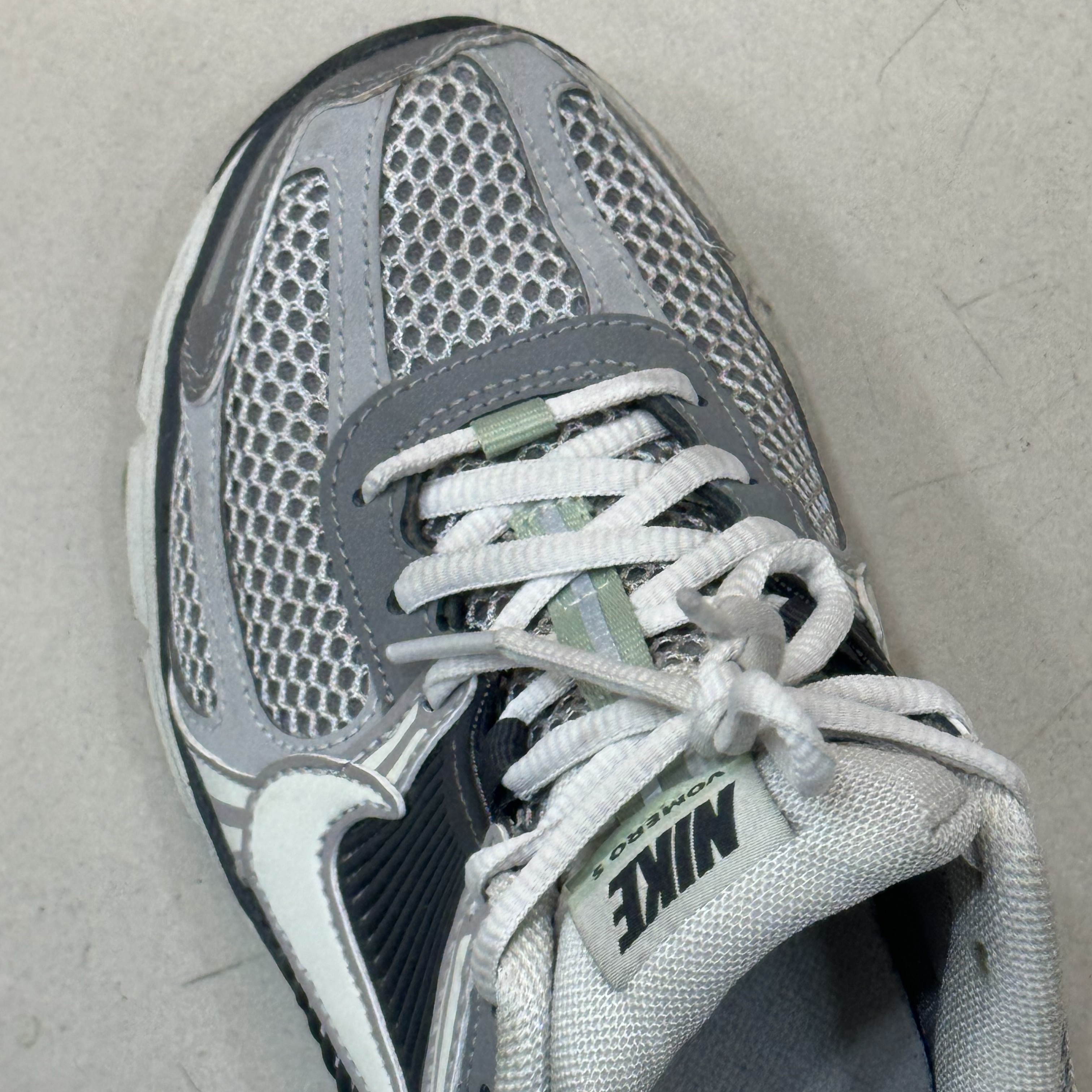 (W) Nike Zoom Vomero 5 Cobblestone and Flat Pewter 착용 스타일