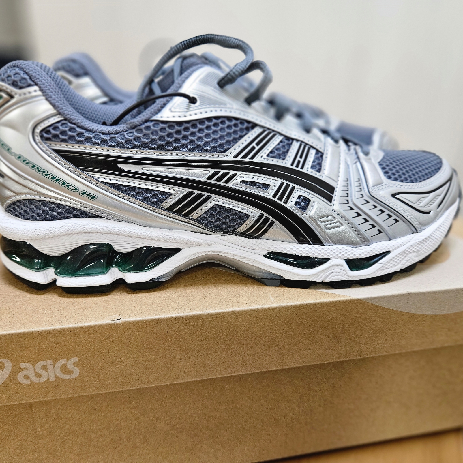 Asics Gel-Kayano 14 Metropolis Jasper Green 착용 스타일
