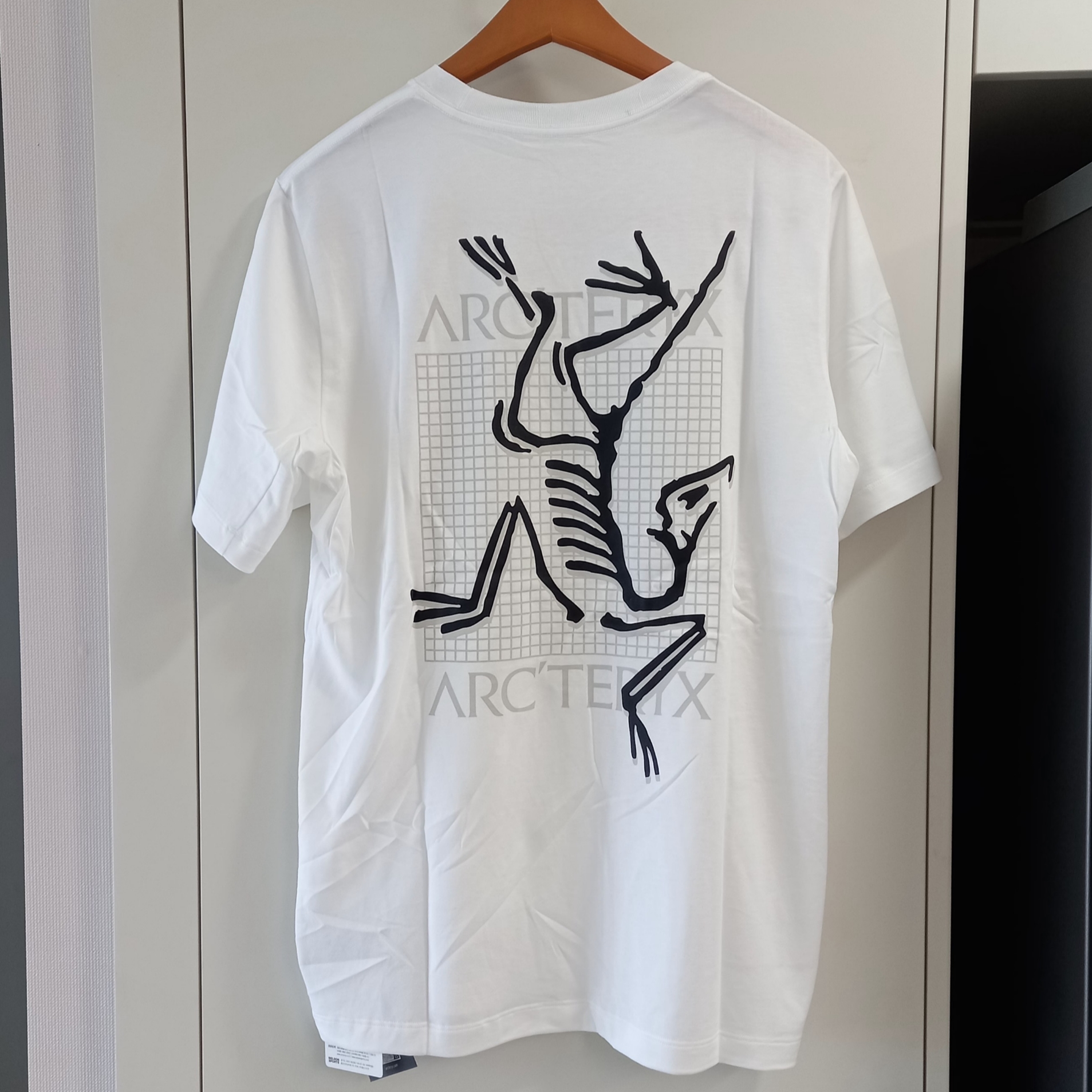 Arc'teryx Arc'Multi Bird Logo SS T-Shirt White Light 착용 스타일 - 1