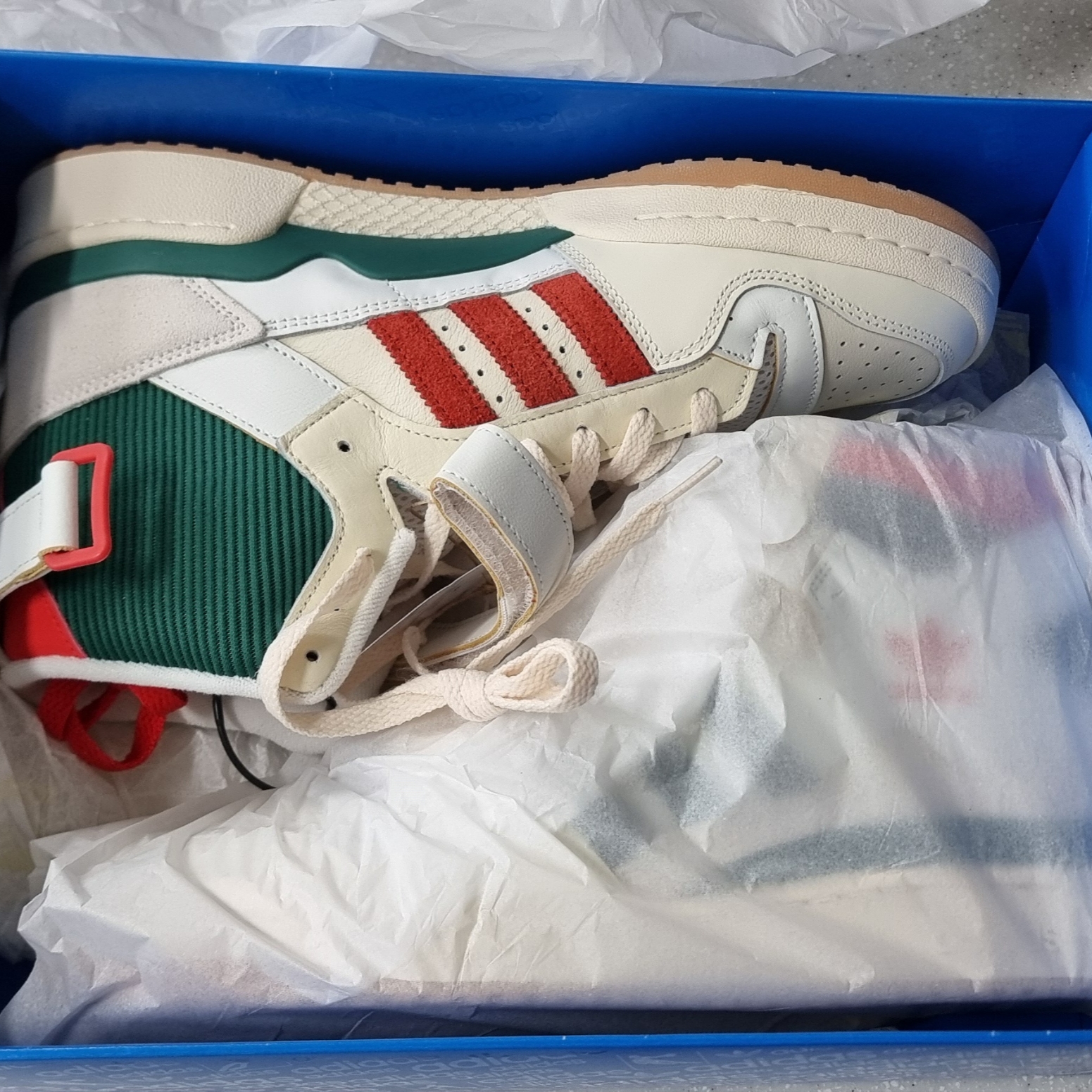 Adidas Forum 84 High Collegiate Green Red, Nike V2K Run Black Anthracite 착용 스타일 - 4