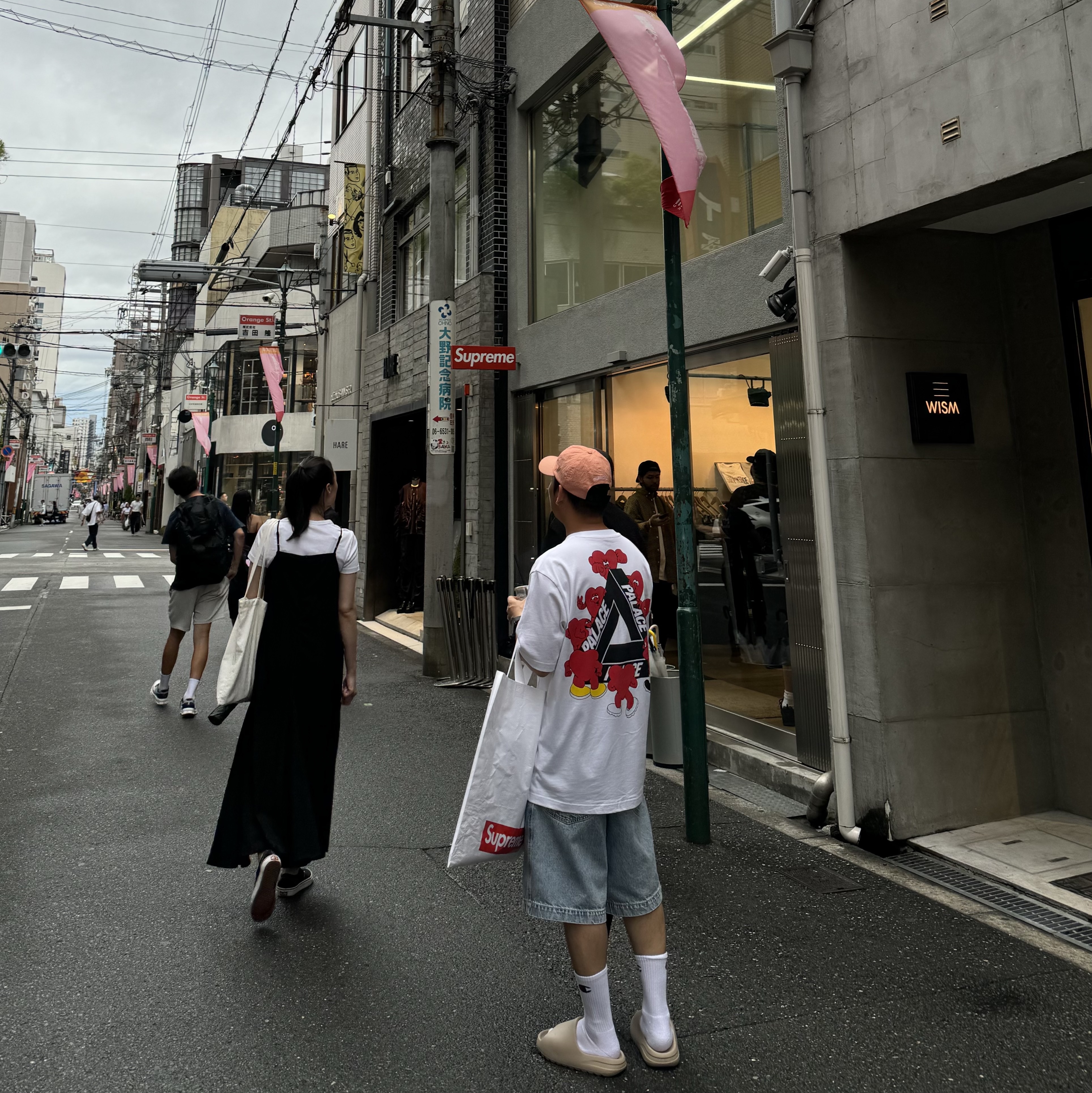 Palace Tri-Hearts T-Shirt White - 24SS, Supreme Cordura Ripstop S Logo 6-Panel Coral - 23SS 착용 스타일