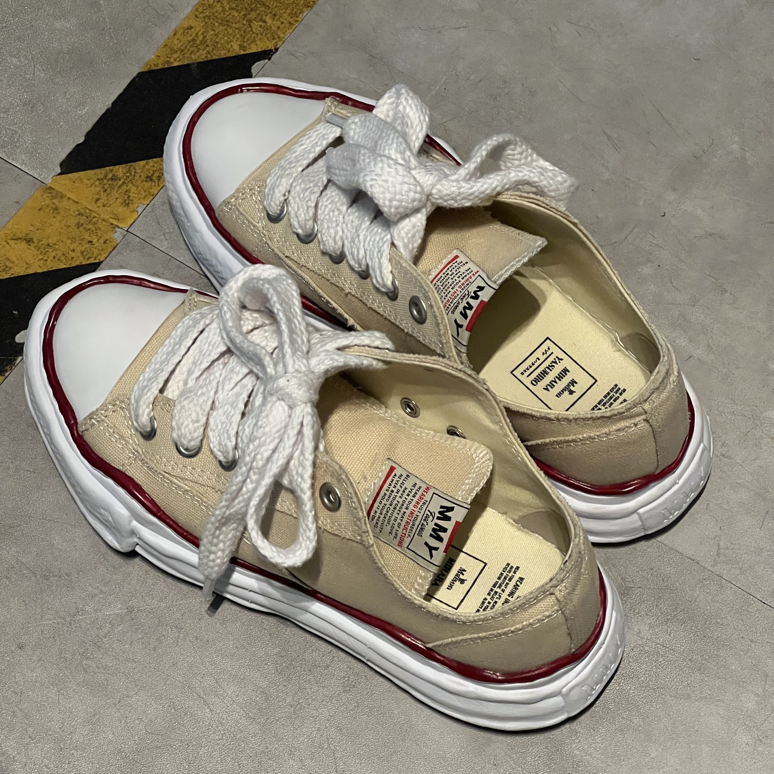 Maison Mihara Yasuhiro Peterson OG Sole Canvas Low-top Sneakers Natural 착용 스타일