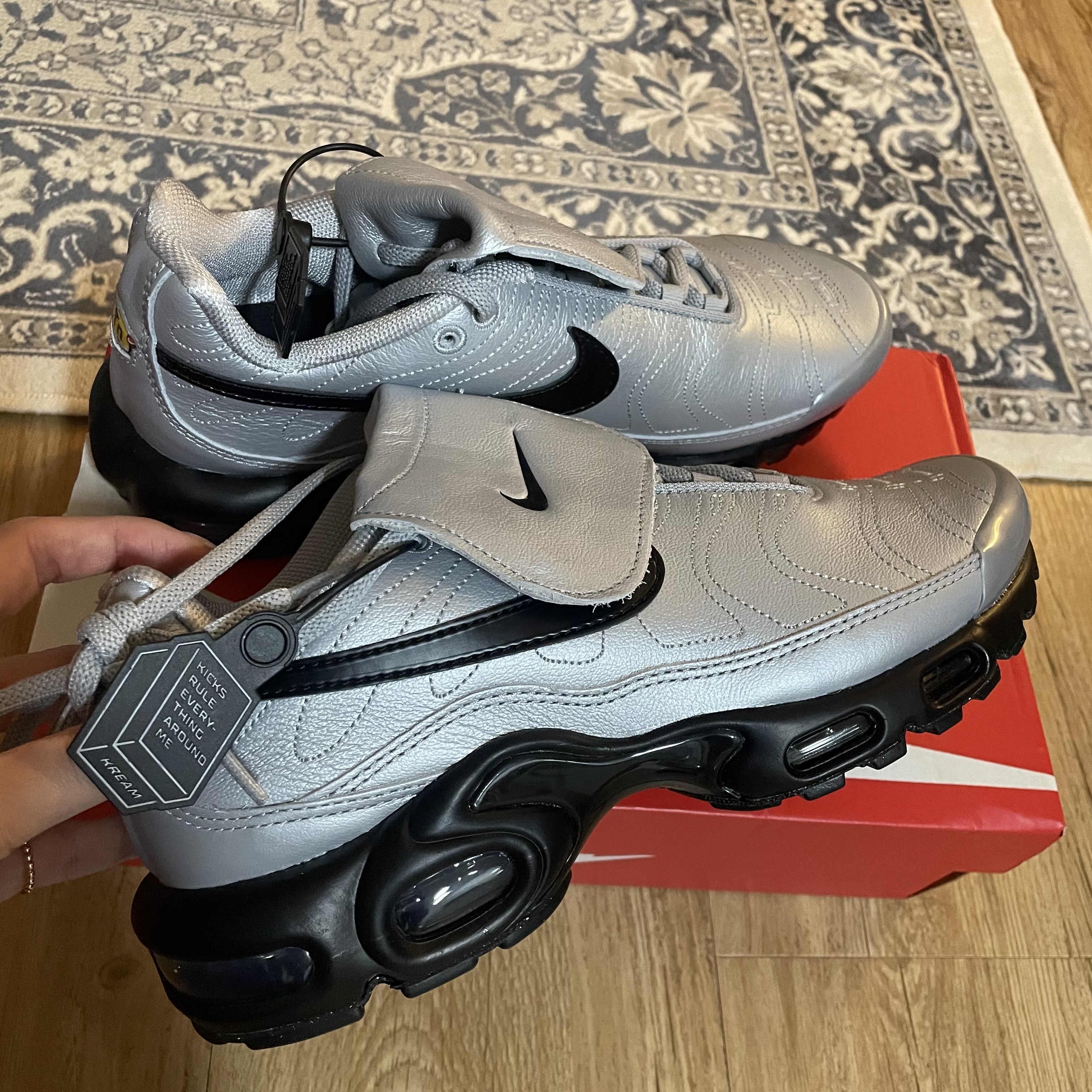 Nike Air Max Plus TNPO Wolf Grey and Black 착용 스타일 - 1