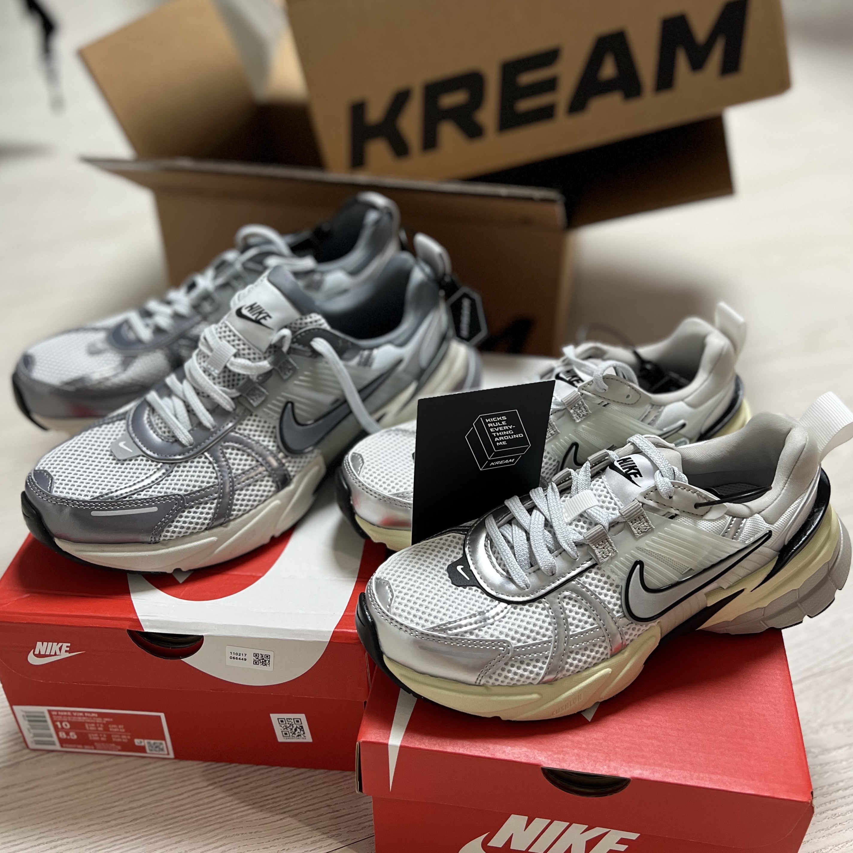 Nike V2K Run Summit White Metallic Silver, Nike V2K Run Pure Platinum Wolf Grey 착용 스타일