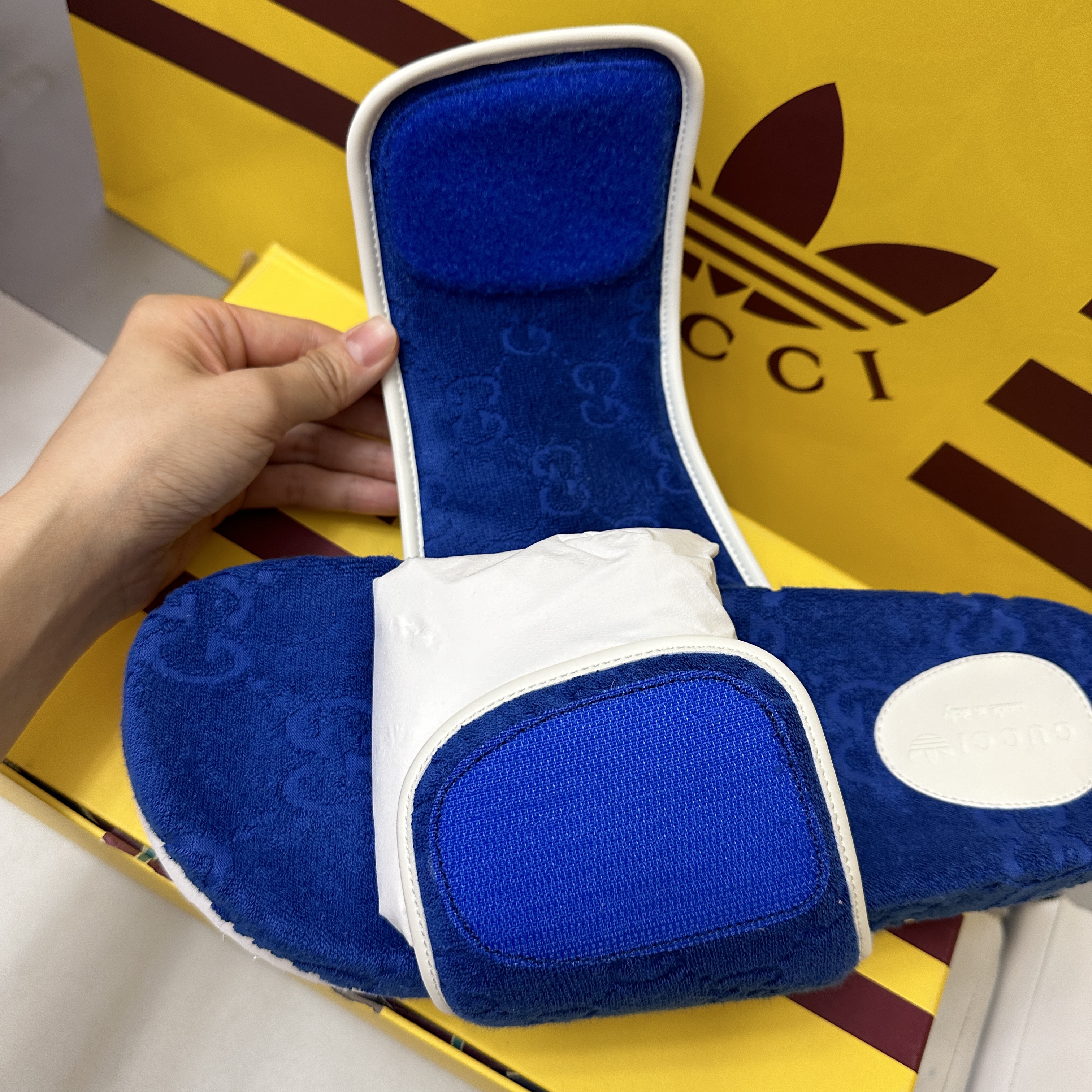 Gucci x Adidas GG Platform Sandal Blue 착용 스타일 - 2