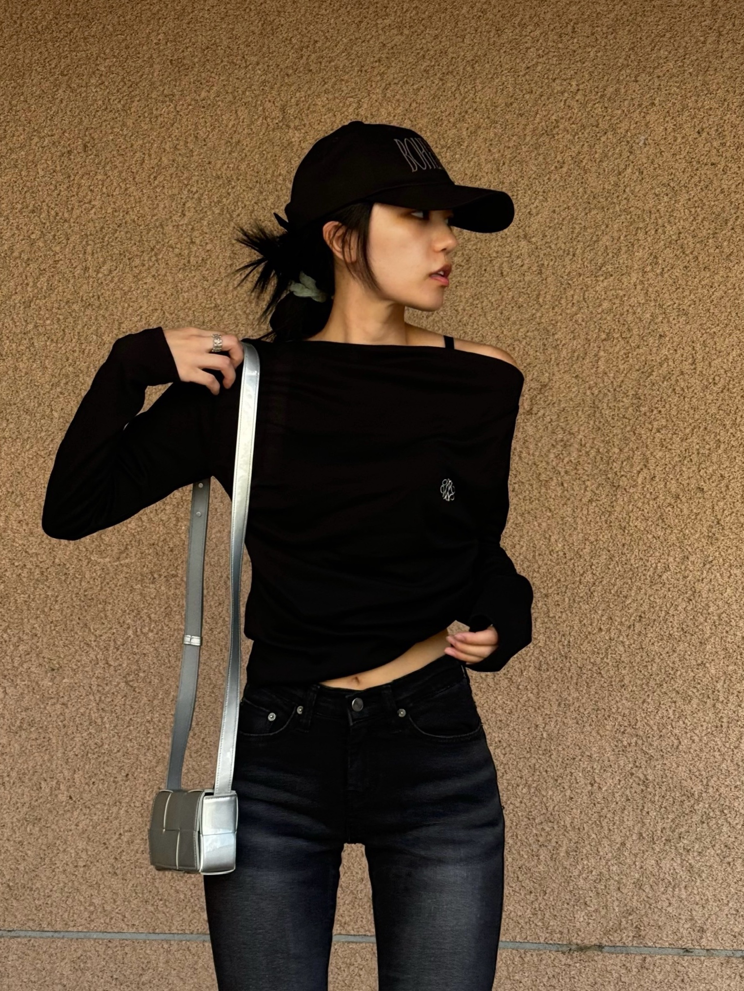 Bottega Veneta Mini Leather Cassette Silver, Bohemian Seoul Signature Logo Pigment Ball Cap Black 착용 스타일 - 1