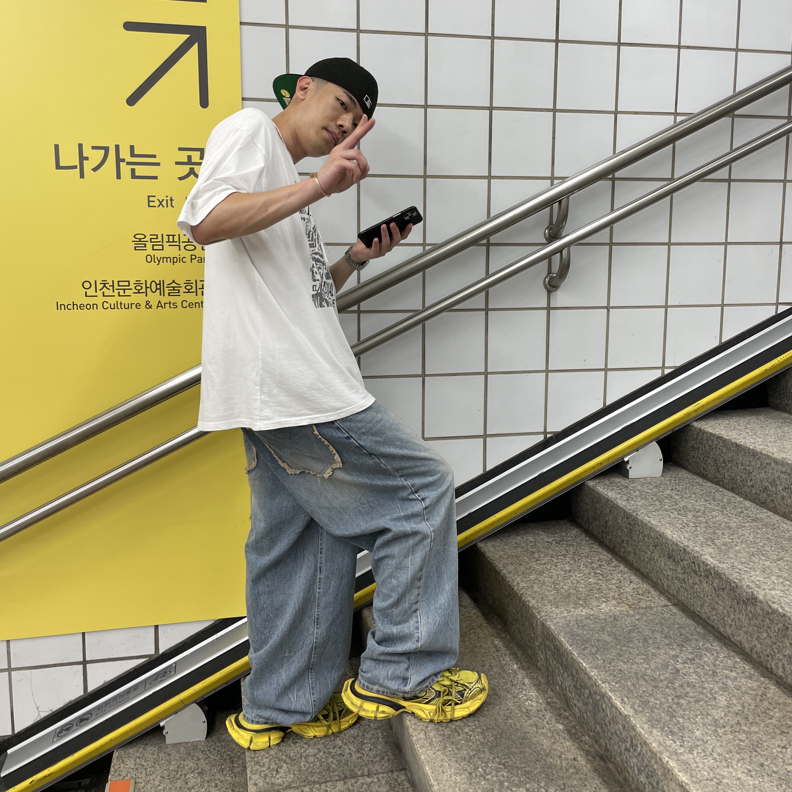 Balenciaga 3XL Sneakers Yellow Black 착용 스타일 - 1