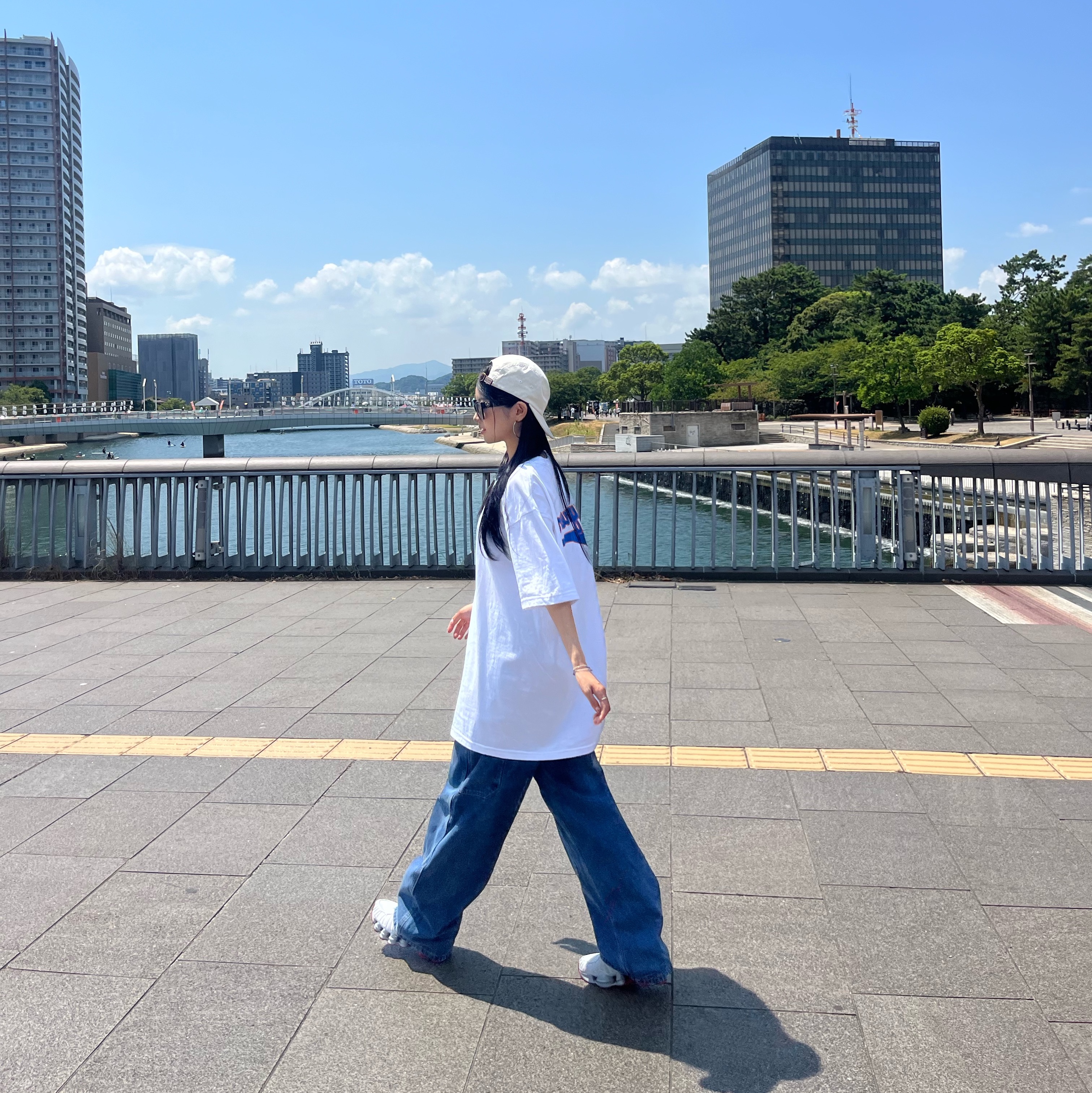 Supreme Washed Chino Twill Camp Cap Natural - 24SS, Supreme Backwards T-Shirt White - 24SS 착용 스타일 - 1