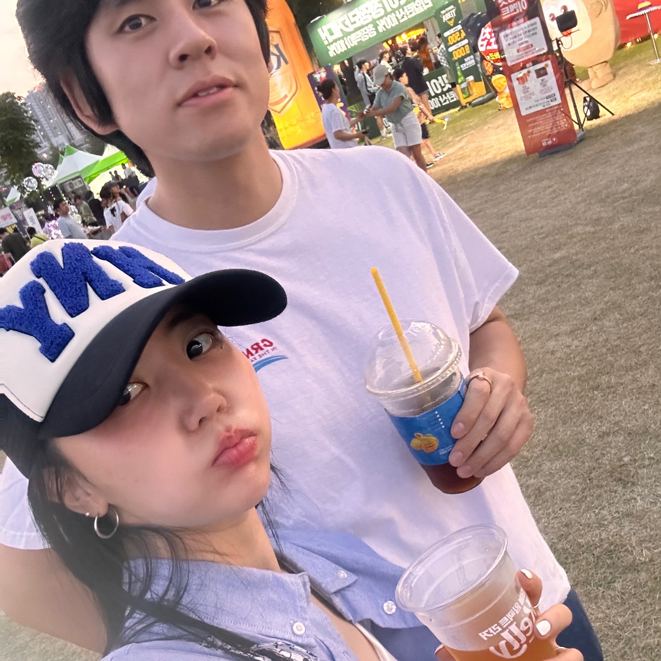 Honey Scoop House HNY Logo Trucker Cap Black 착용 스타일