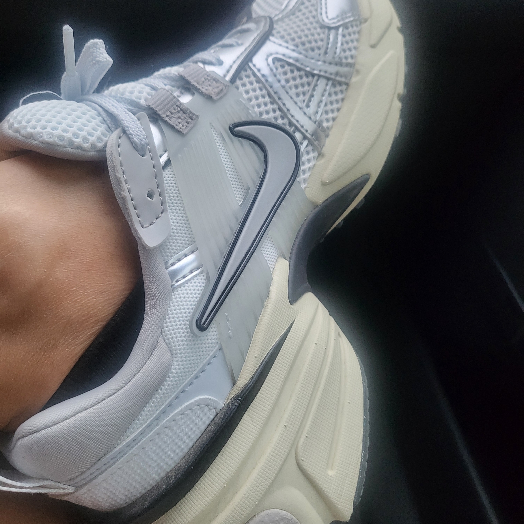 Nike V2K Run Summit White Metallic Silver 착용 스타일 - 1