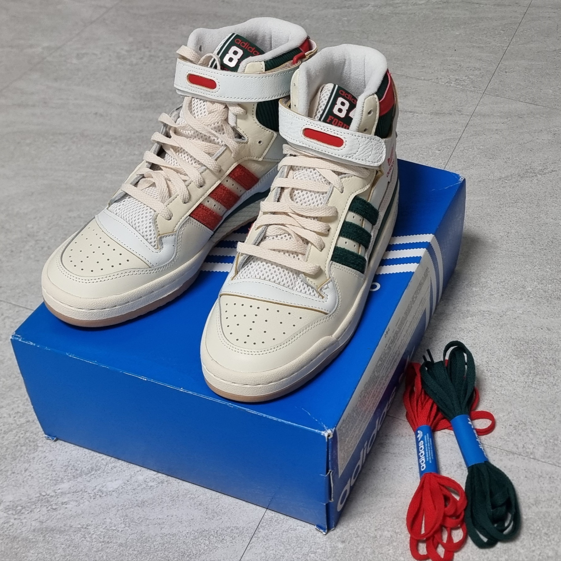 Adidas Forum 84 High Collegiate Green Red, Nike V2K Run Black Anthracite 착용 스타일 - 2