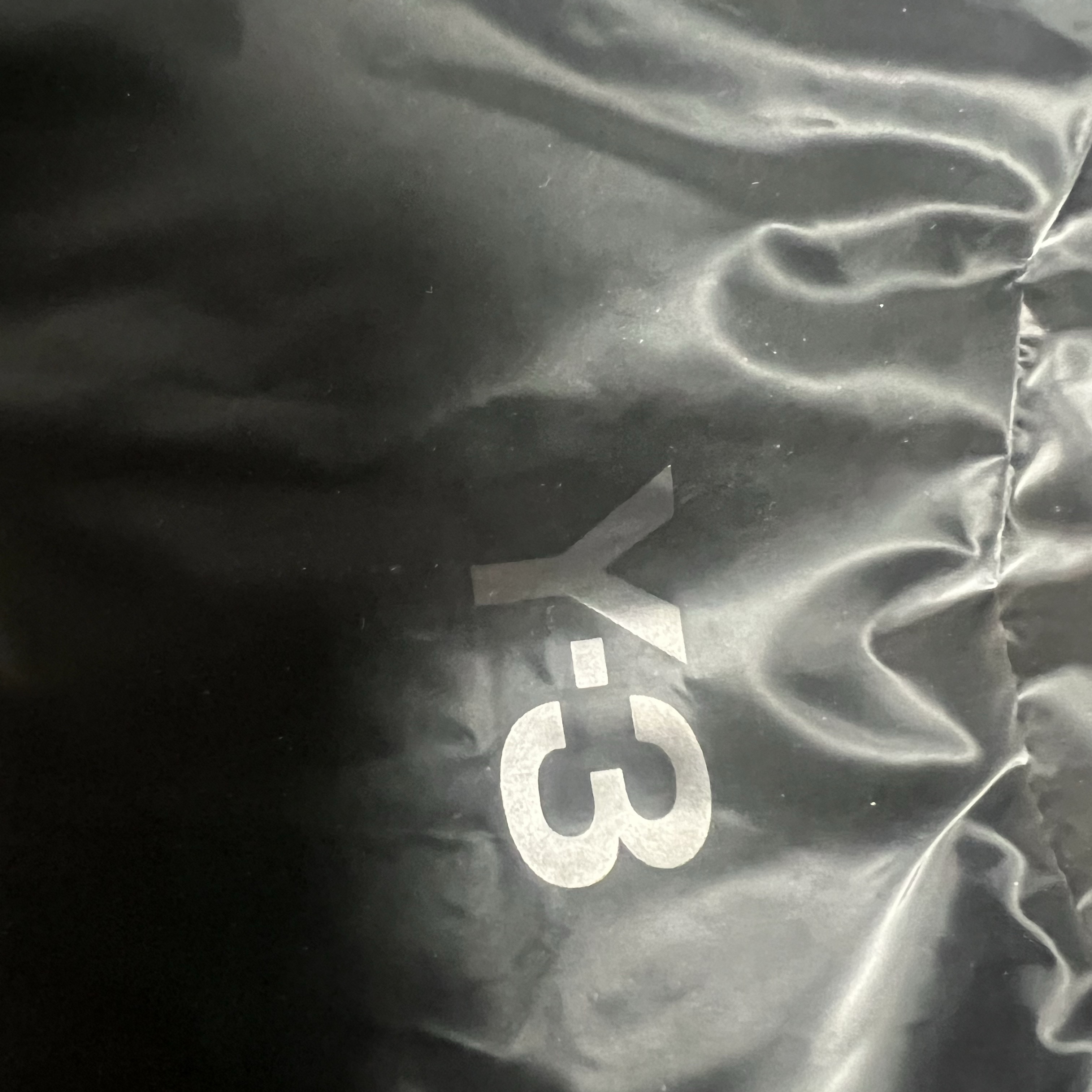 Y-3 Windbreaker Triple Black 착용 스타일 - 2