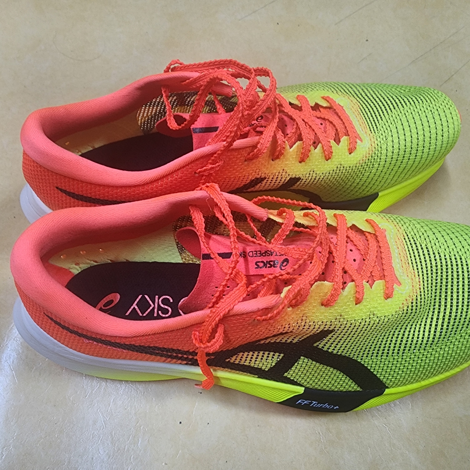 Asics Metaspeed Sky Paris Safety Yellow Black 착용 스타일 - 2