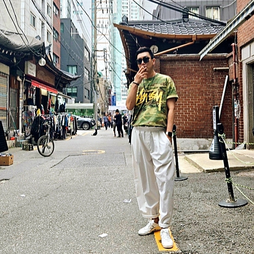 Stussy Stock Camo T-Shirt Camo Yellow, Onitsuka Tiger Mexico 66 White Silver 착용 스타일