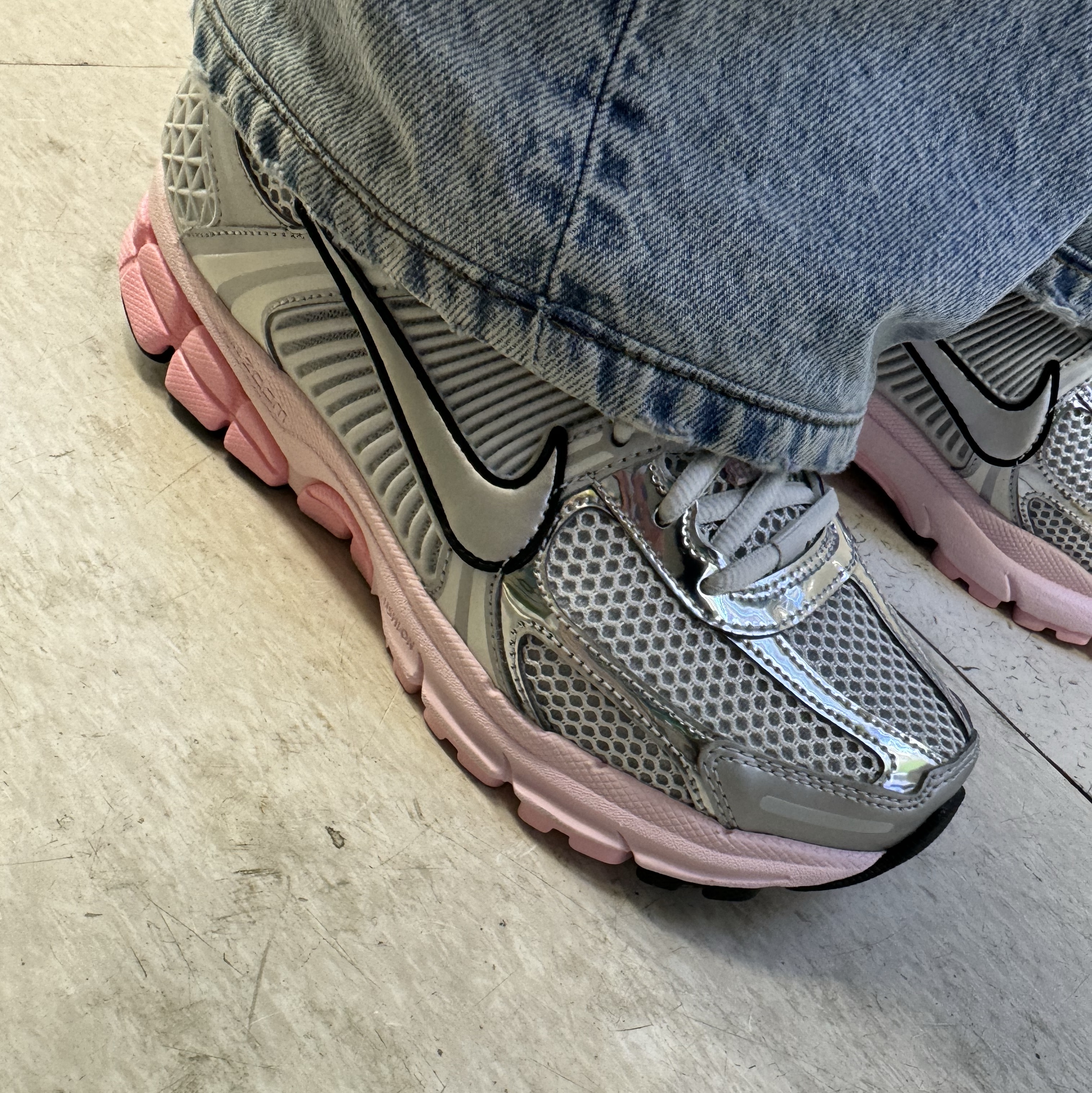 (W) Nike Zoom Vomero 5 Photon Dust Pink Foam 착용 스타일 - 4