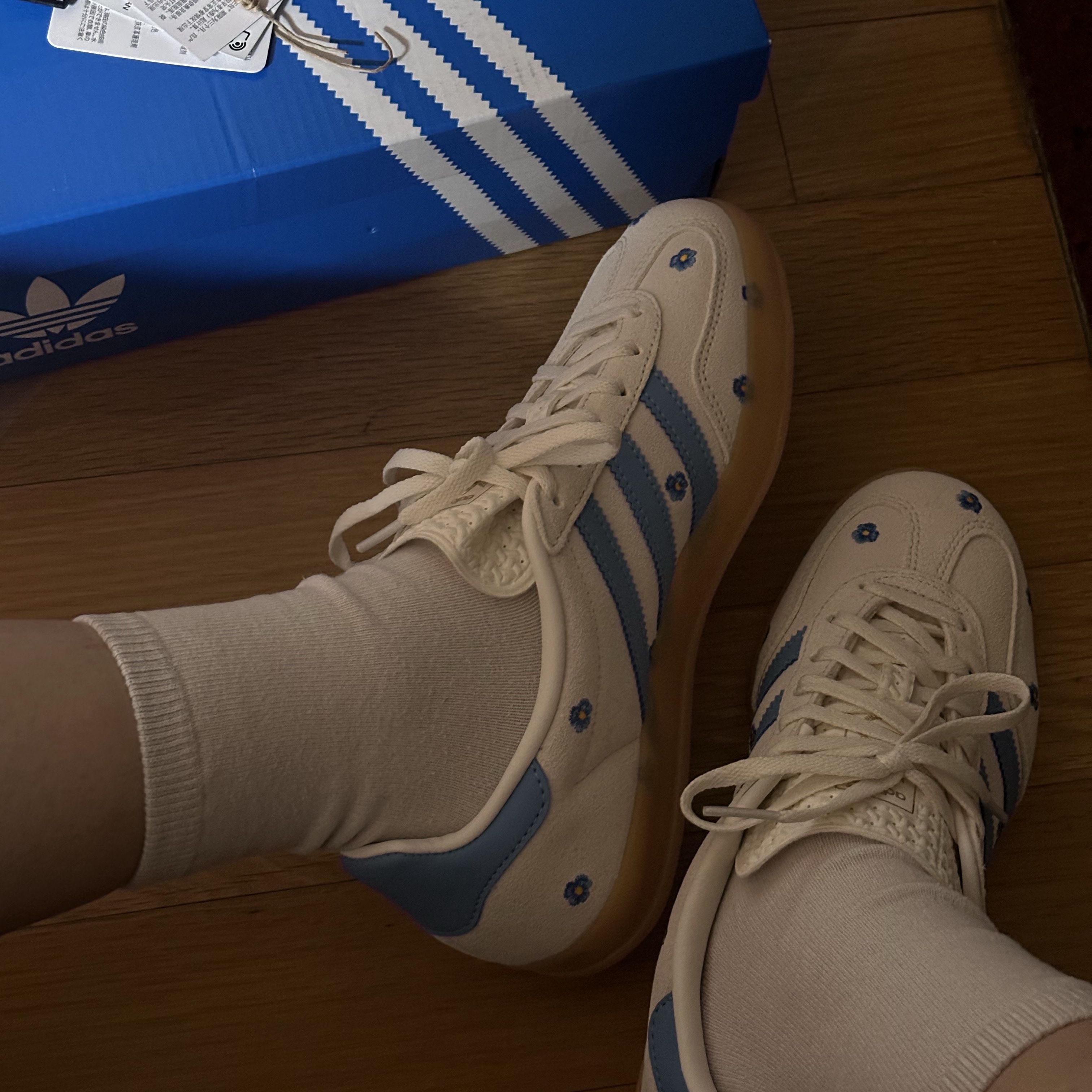(W) Adidas Gazelle Indoor Cloud White Light Blue Gum 착용 스타일