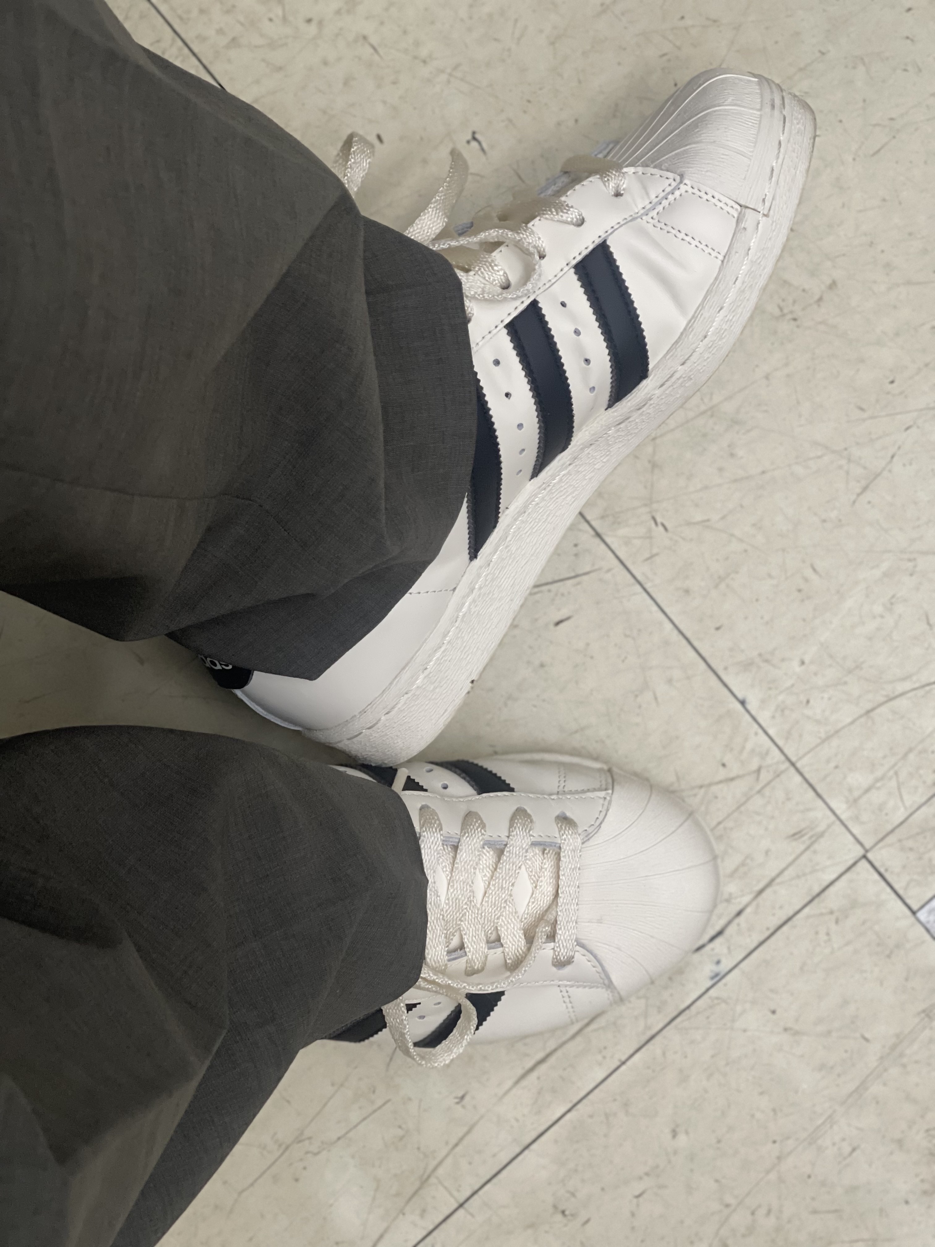 Adidas Superstar 82 Off White Core Black 착용 스타일