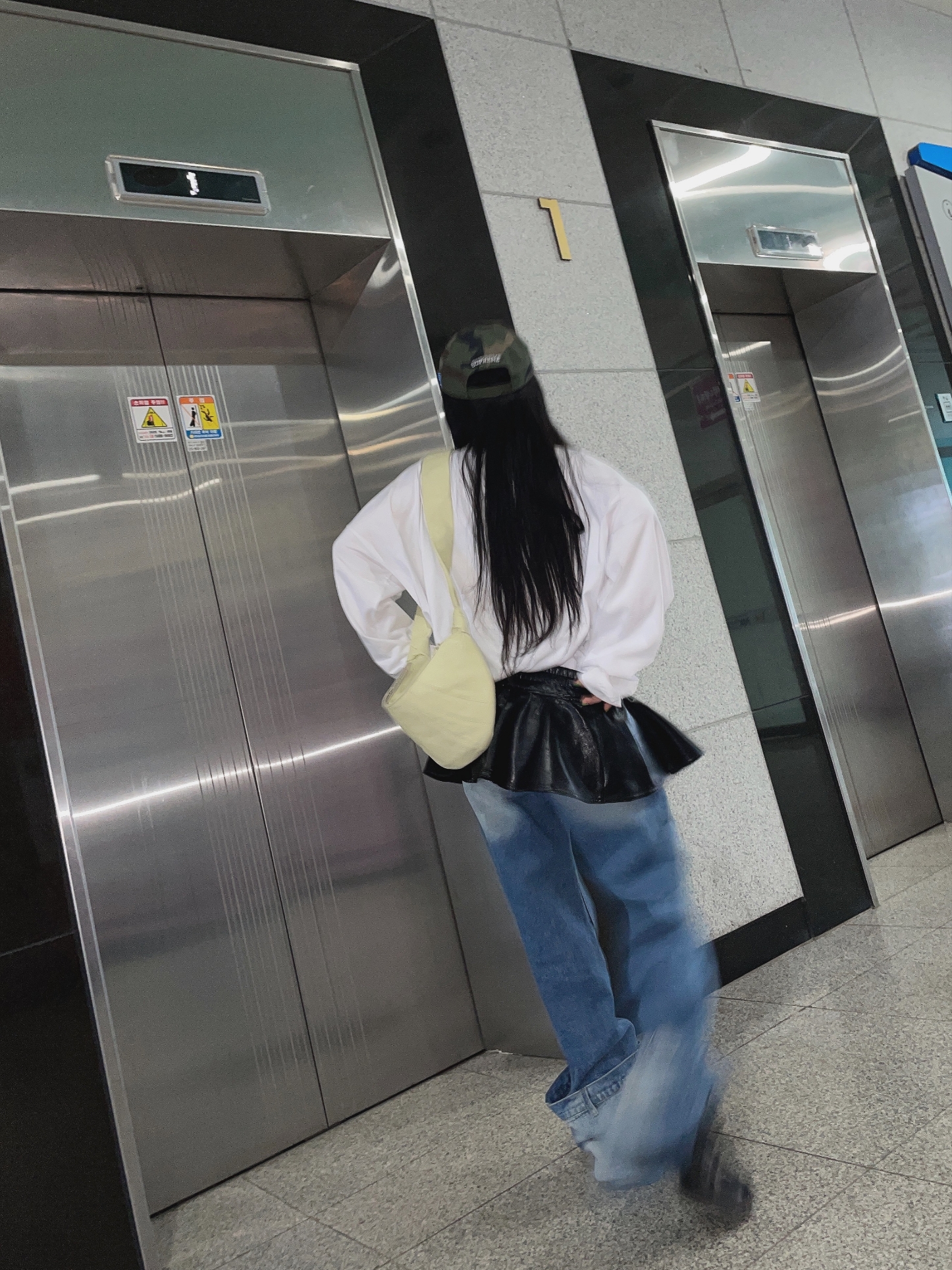 (W) Louis Vuitton LV Archlight Sneakers Black, Lemaire Small Croissant Bag Soft Grained Leather Dusty Yellow 착용 스타일 - 3