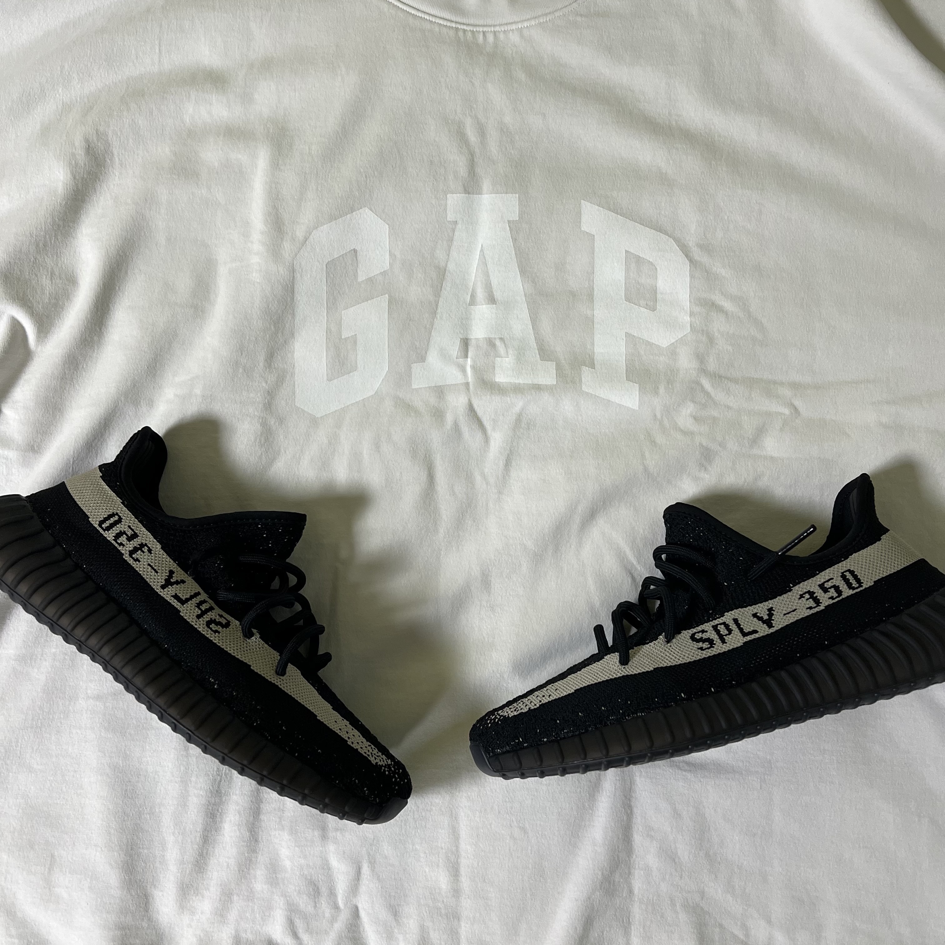 Yeezy Gap Engineered By Balenciaga Dove No Seam T-Shirt White, Adidas Yeezy Boost 350 V2 Core Black White 2022 착용 스타일