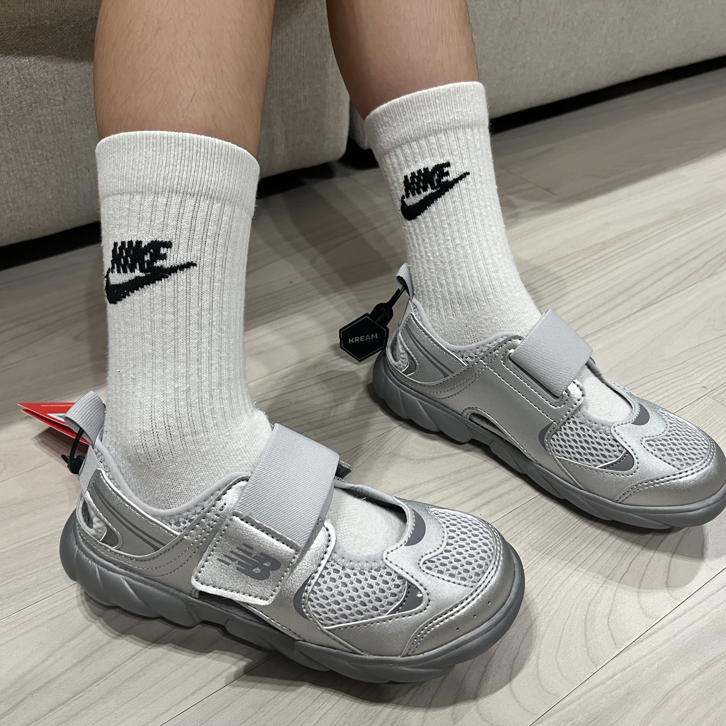 (Kids) New Balance Freedle 920 Sandal Grey 착용 스타일