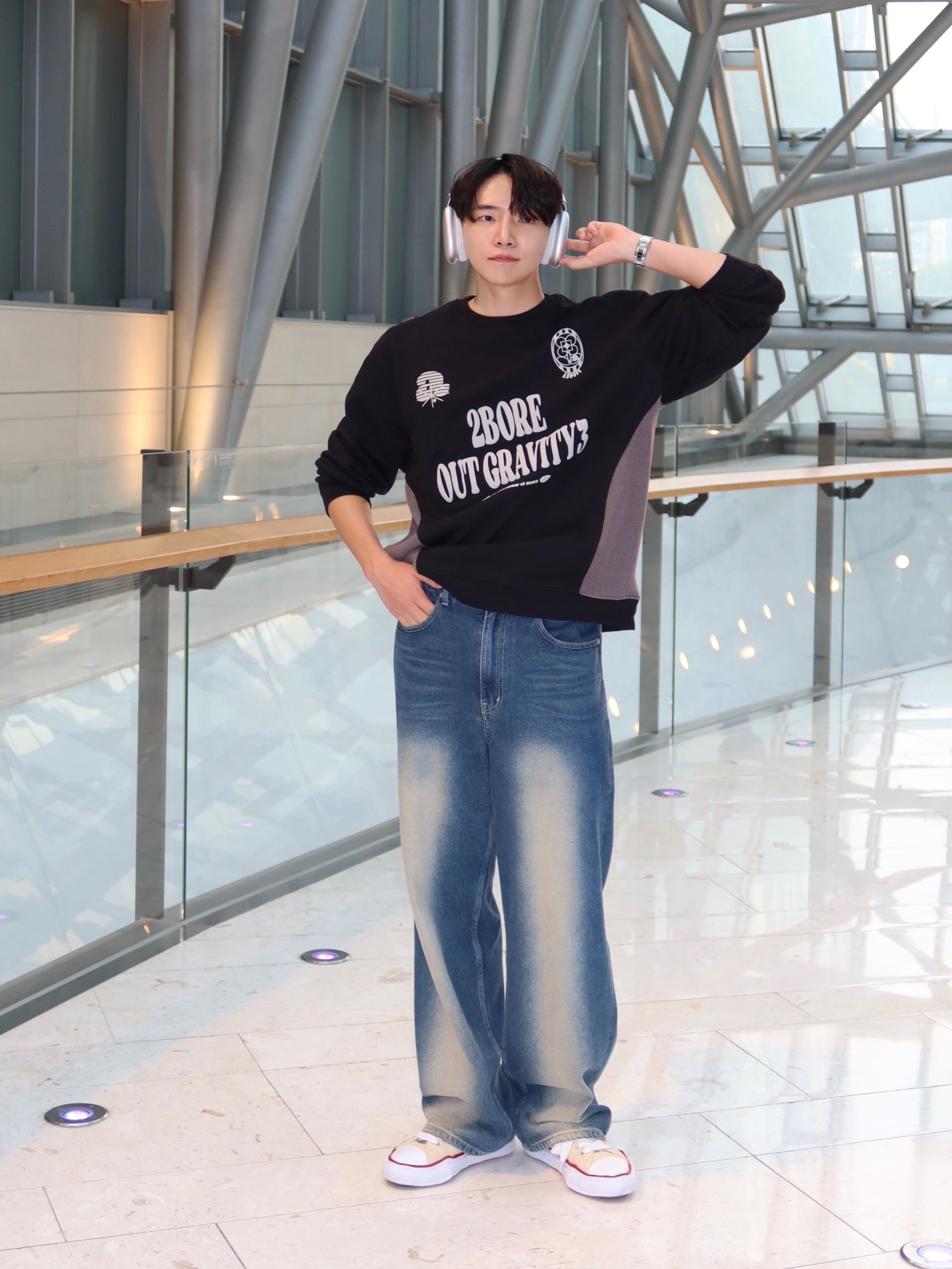 Maison Mihara Yasuhiro Peterson OG Sole Canvas Low-top Sneakers Natural, Apple AirPods Max Lightning Silver (Korean Ver.) 착용 스타일 - 1