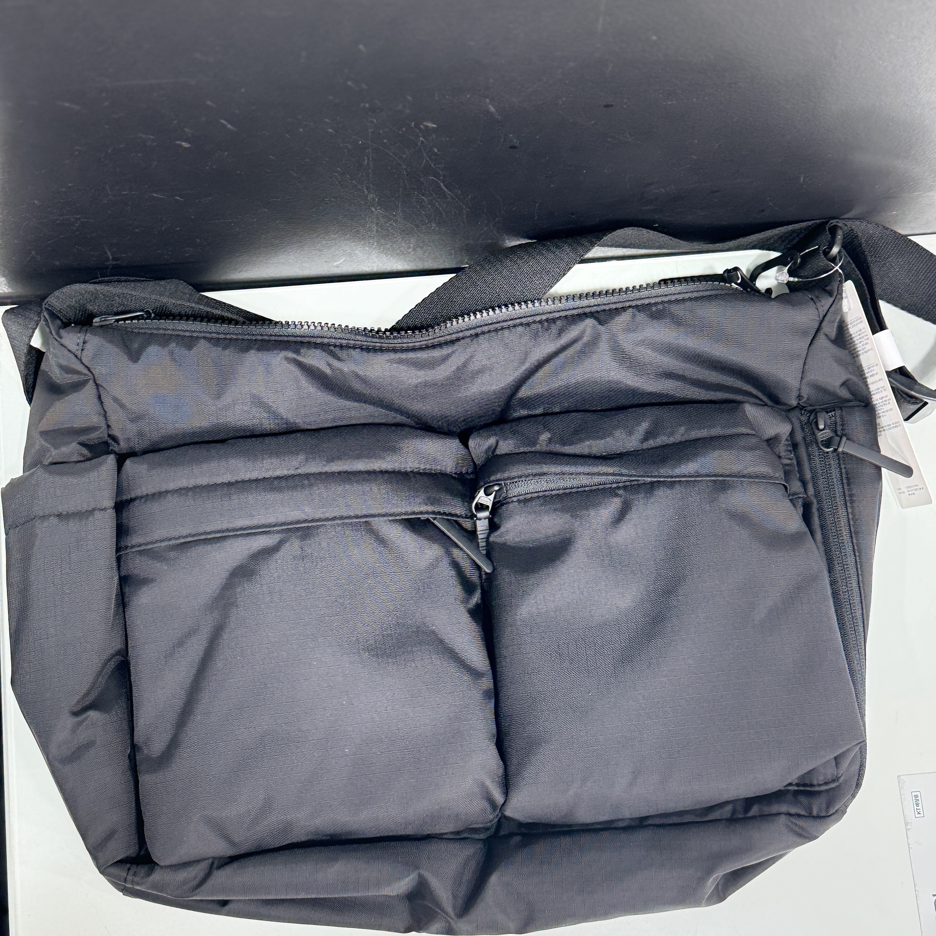 Uniqlo Multi Pocket Shoulder Bag Black 착용 스타일 - 2