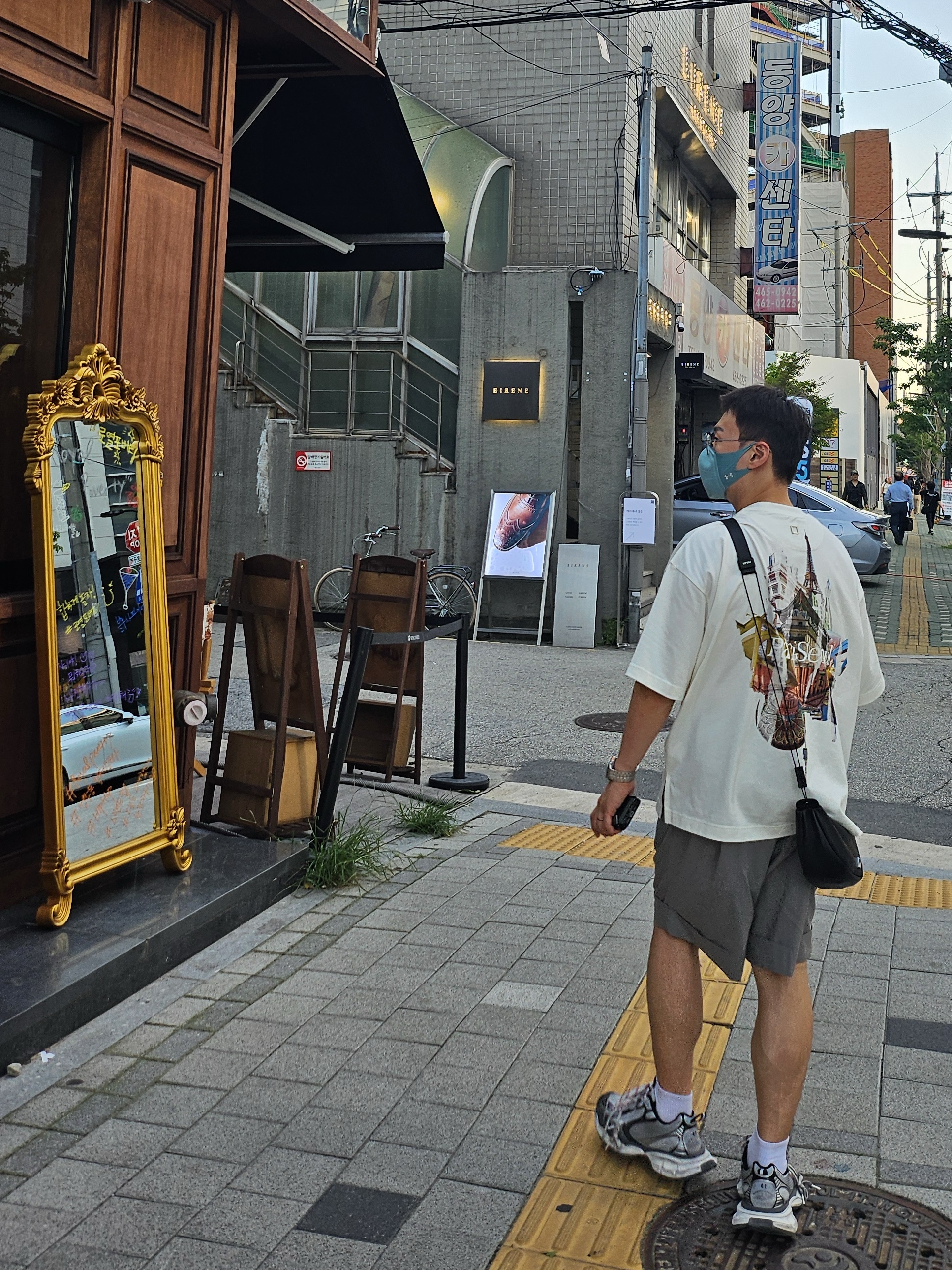 Wooyoungmi City Graphic T-Shirt Ivory - 24FW, Wooyoungmi Mini Moon Bag Black - 24SS 착용 스타일 - 1