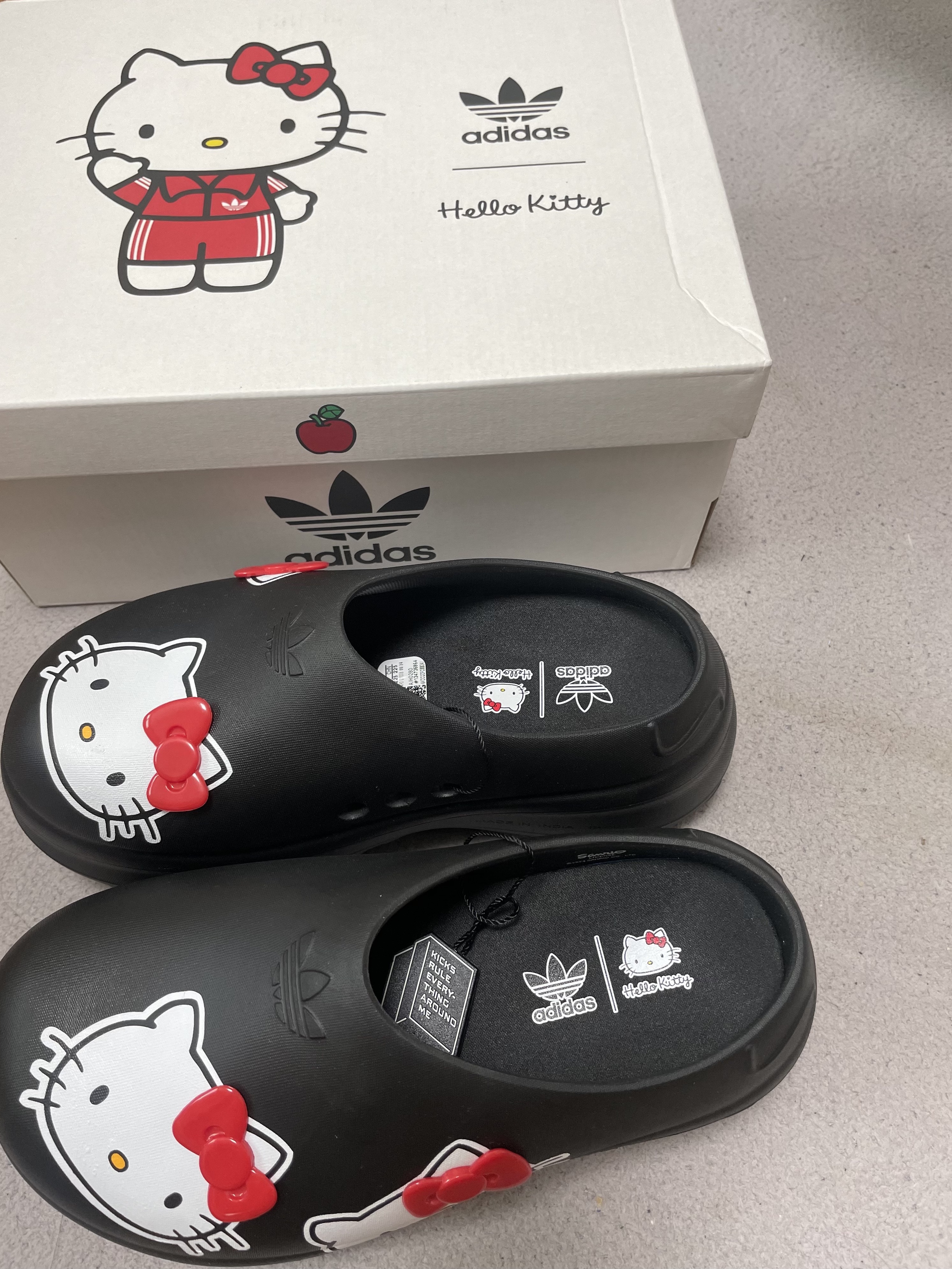 (W) Adidas x Hello Kitty Adifom Stan Smith Mules Core Black Red Cloud White 착용 스타일