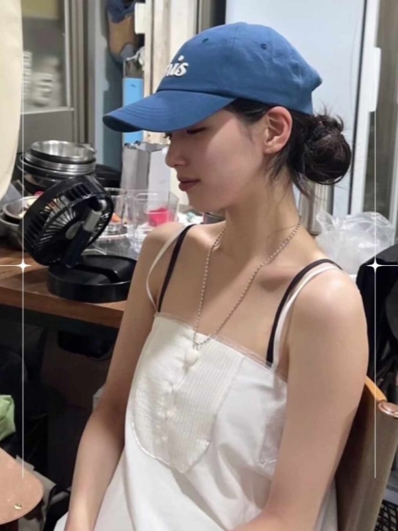 Emis Applique Ball Cap Blue Green 착용 스타일